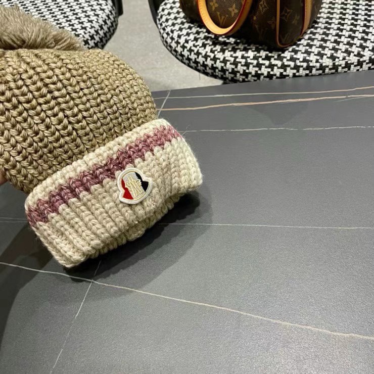MONCLER蒙口秋冬新款拼色潮潮的洋气大毛球保暖实用舒适针织帽毛线帽