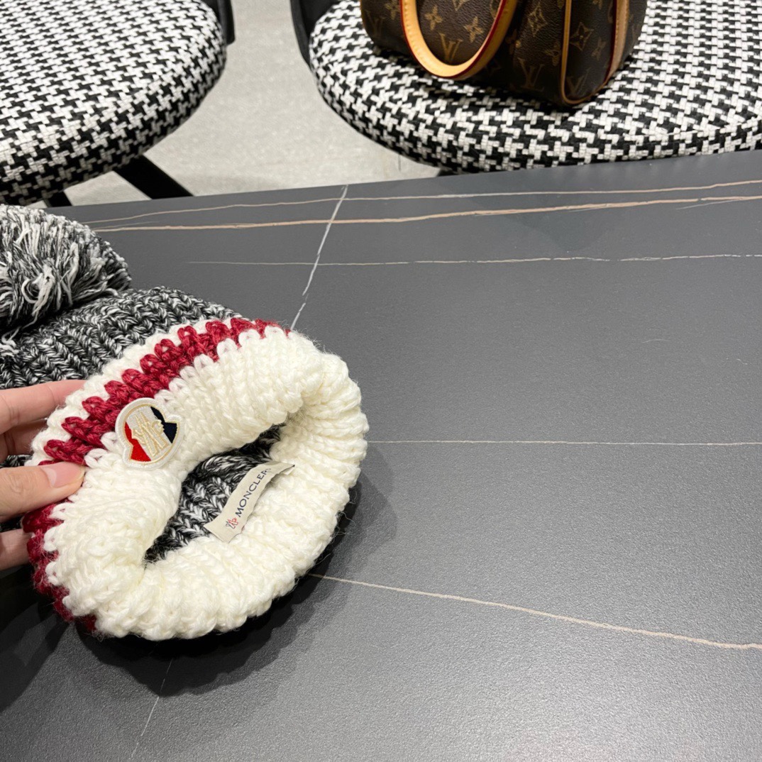 MONCLER蒙口秋冬新款拼色潮潮的洋气大毛球保暖实用舒适针织帽毛线帽