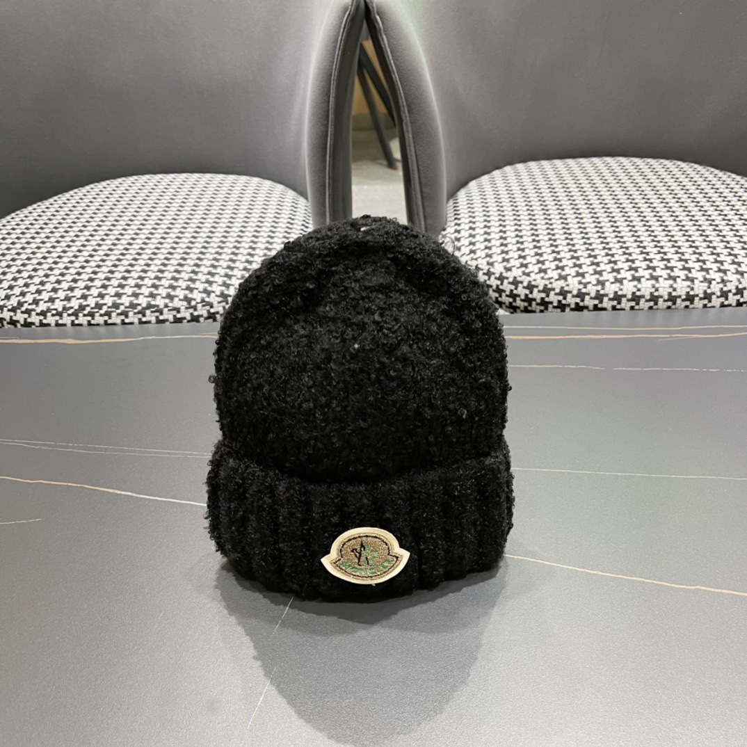 Moncler蒙口官网最新款秋冬粗线毛线帽针织帽作为冬季穿搭必备不仅有防寒作用也是作为搭配将冬季氛围感拉