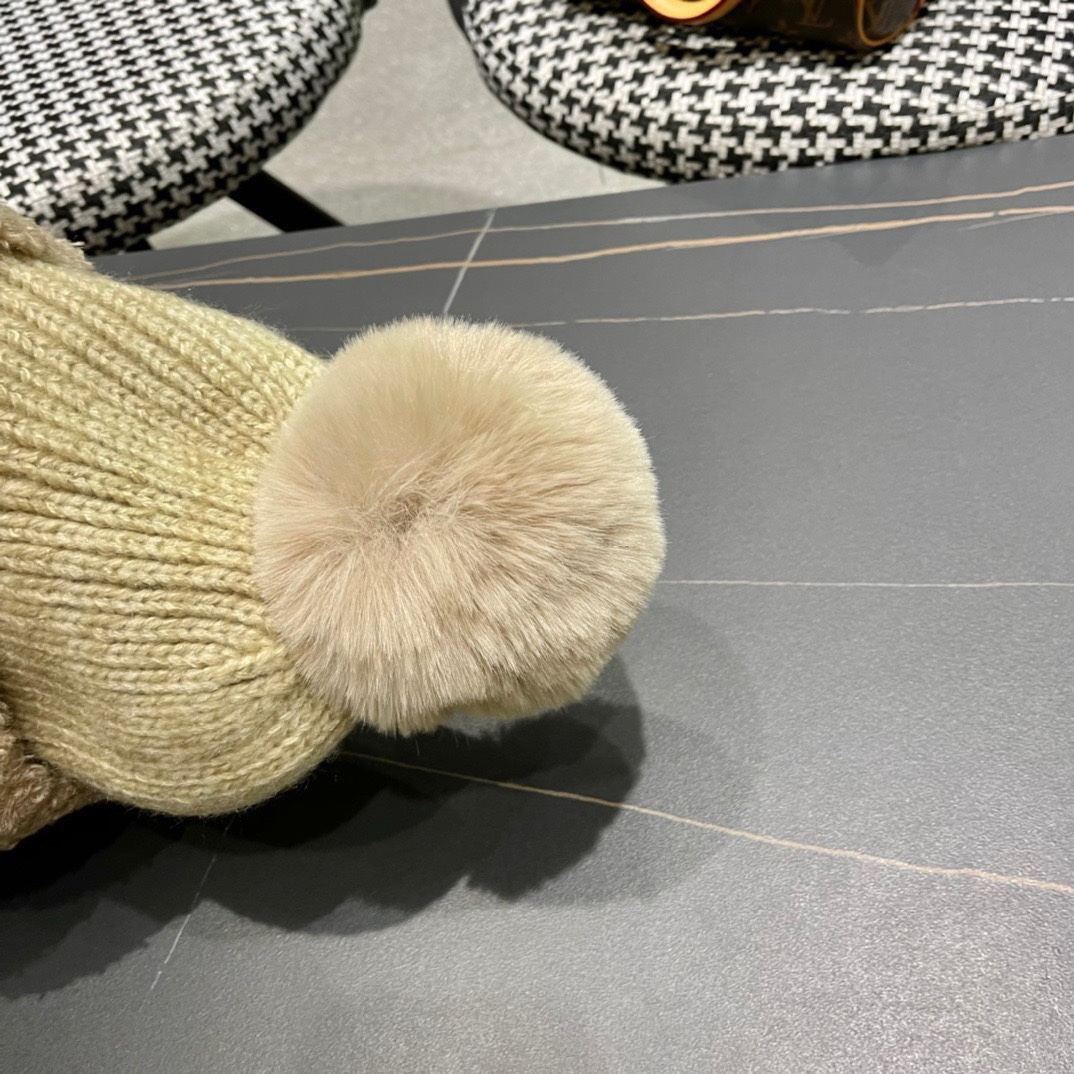 Prada普拉达秋冬针织护耳帽日系个性编织秋冬护耳帽采用高品质毛线编织而成柔软舒适帽子厚实保暖效果一流毛