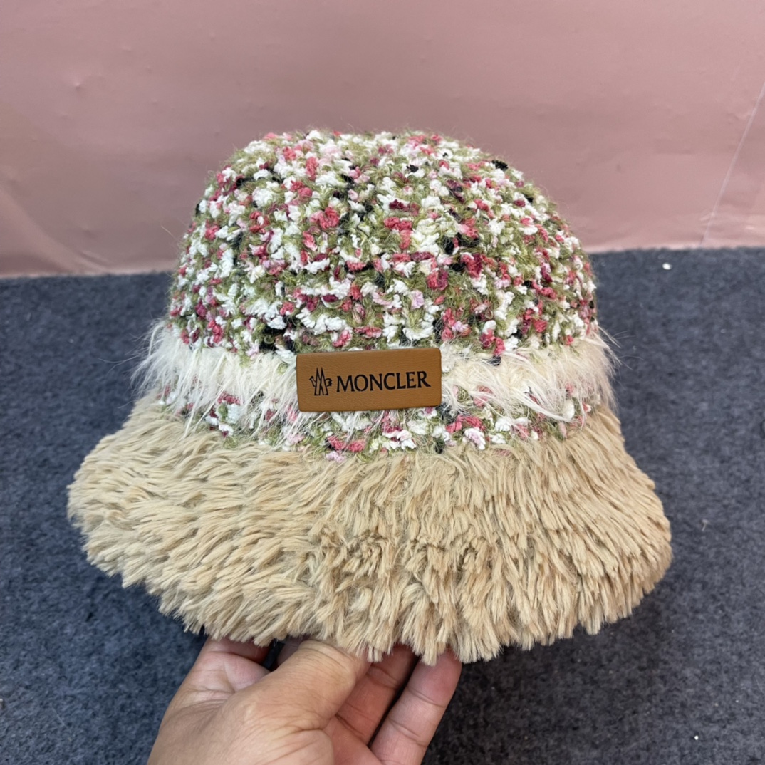 蒙囗MONCLER秋冬款女拼色双耳保毛绒渔夫帽时尚百搭毛绒护耳帽