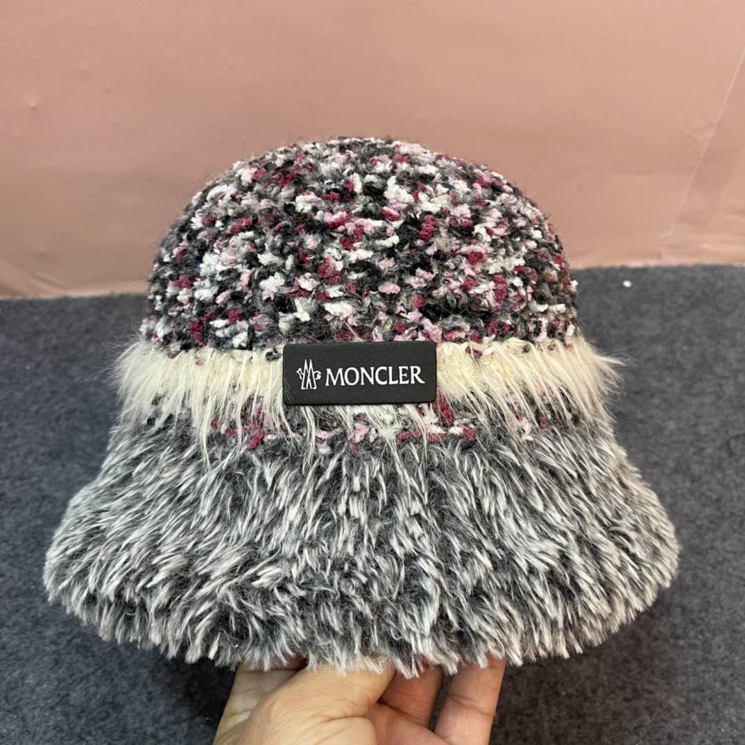 蒙囗MONCLER秋冬款女拼色双耳保毛绒渔夫帽时尚百搭毛绒护耳帽