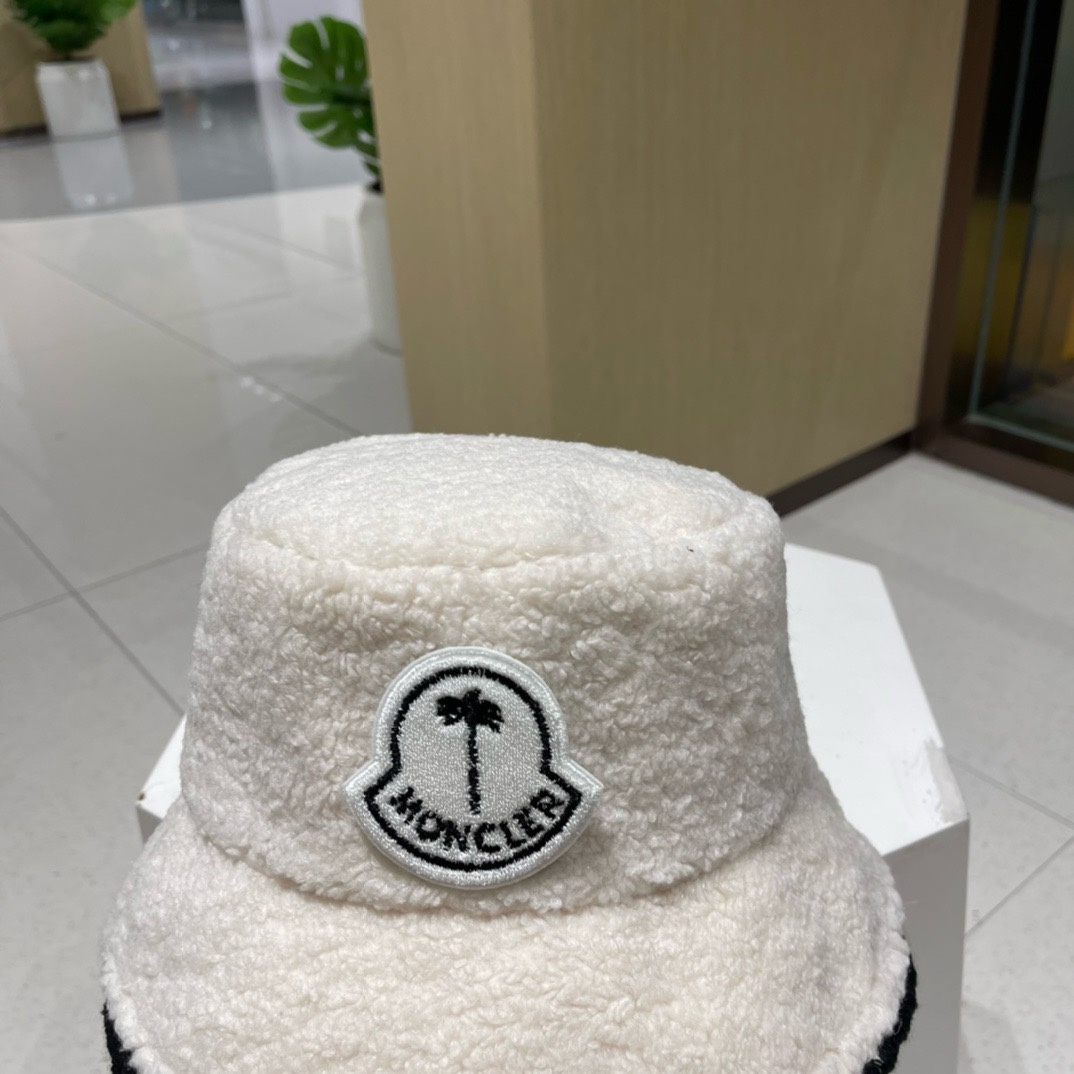 蒙口moncler秋冬专柜新款羊羔毛渔夫帽温暖舒适的大羔毛巨显脸瘦！集美们御寒凹造型必备款！蓬蓬小泰迪卷
