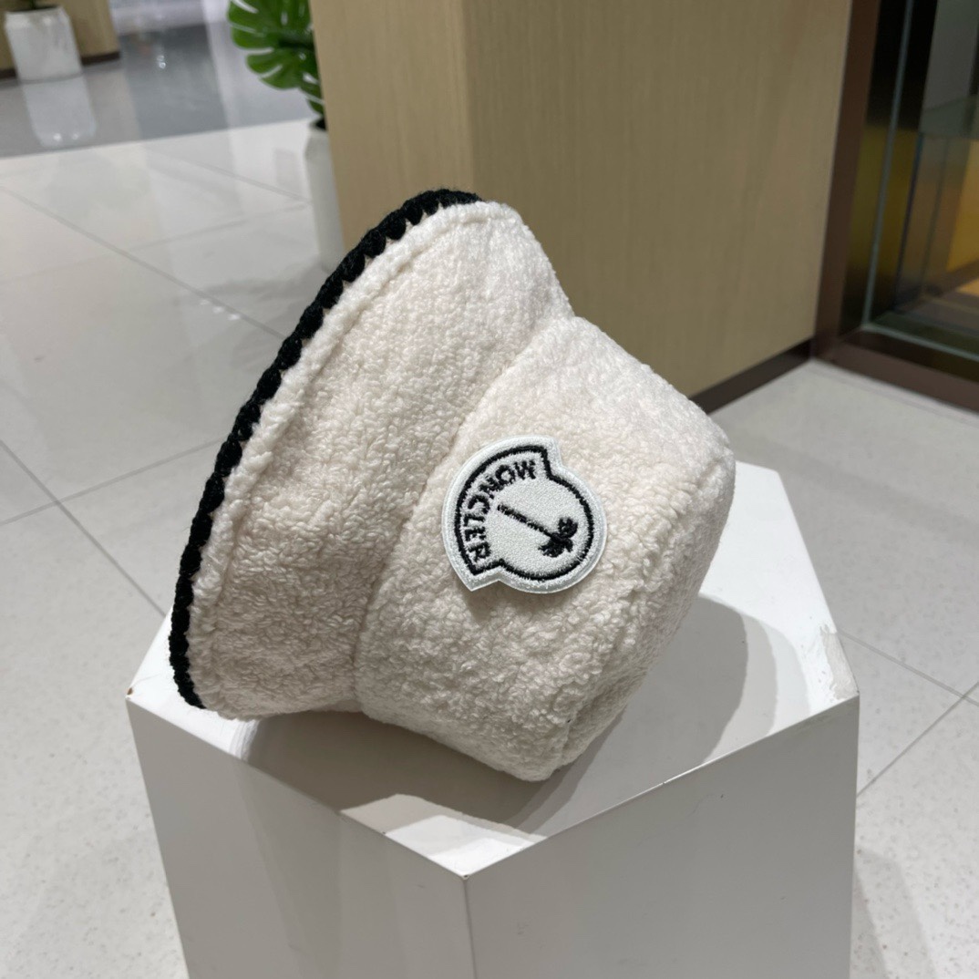 蒙口moncler秋冬专柜新款羊羔毛渔夫帽温暖舒适的大羔毛巨显脸瘦！集美们御寒凹造型必备款！蓬蓬小泰迪卷