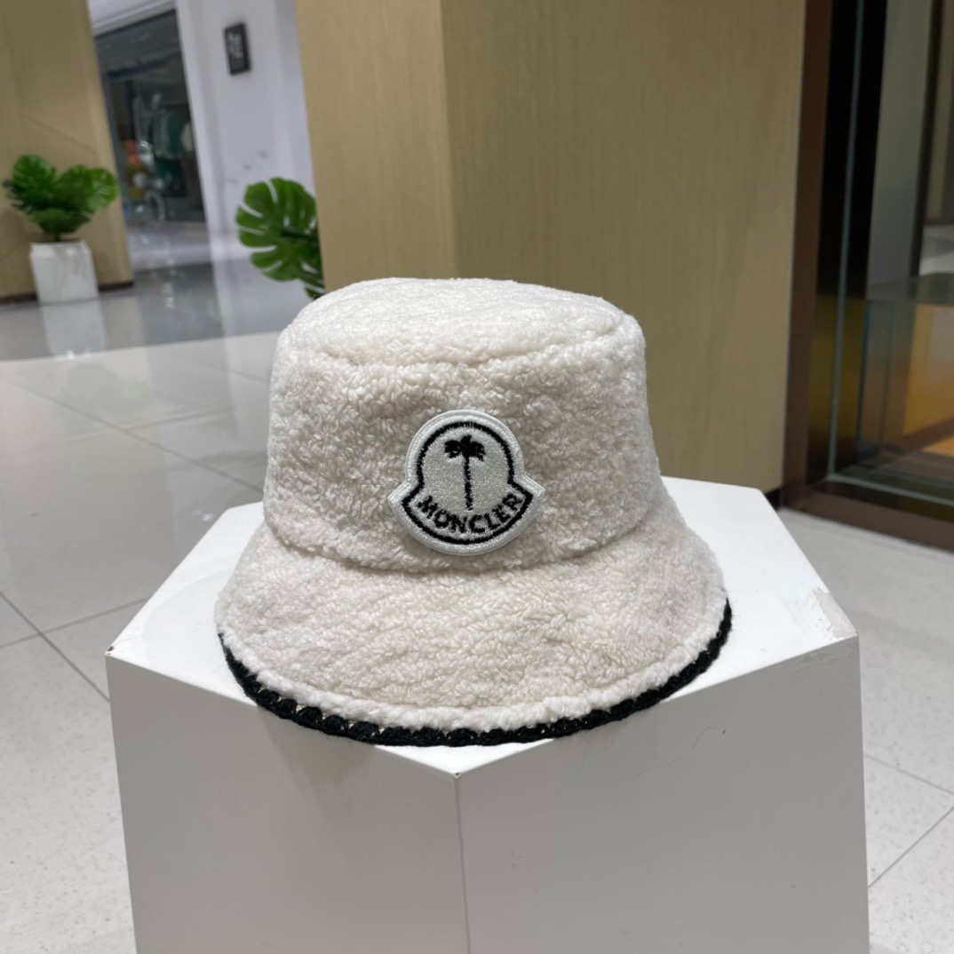 蒙口moncler秋冬专柜新款羊羔毛渔夫帽温暖舒适的大羔毛巨显脸瘦！集美们御寒凹造型必备款！蓬蓬小泰迪卷