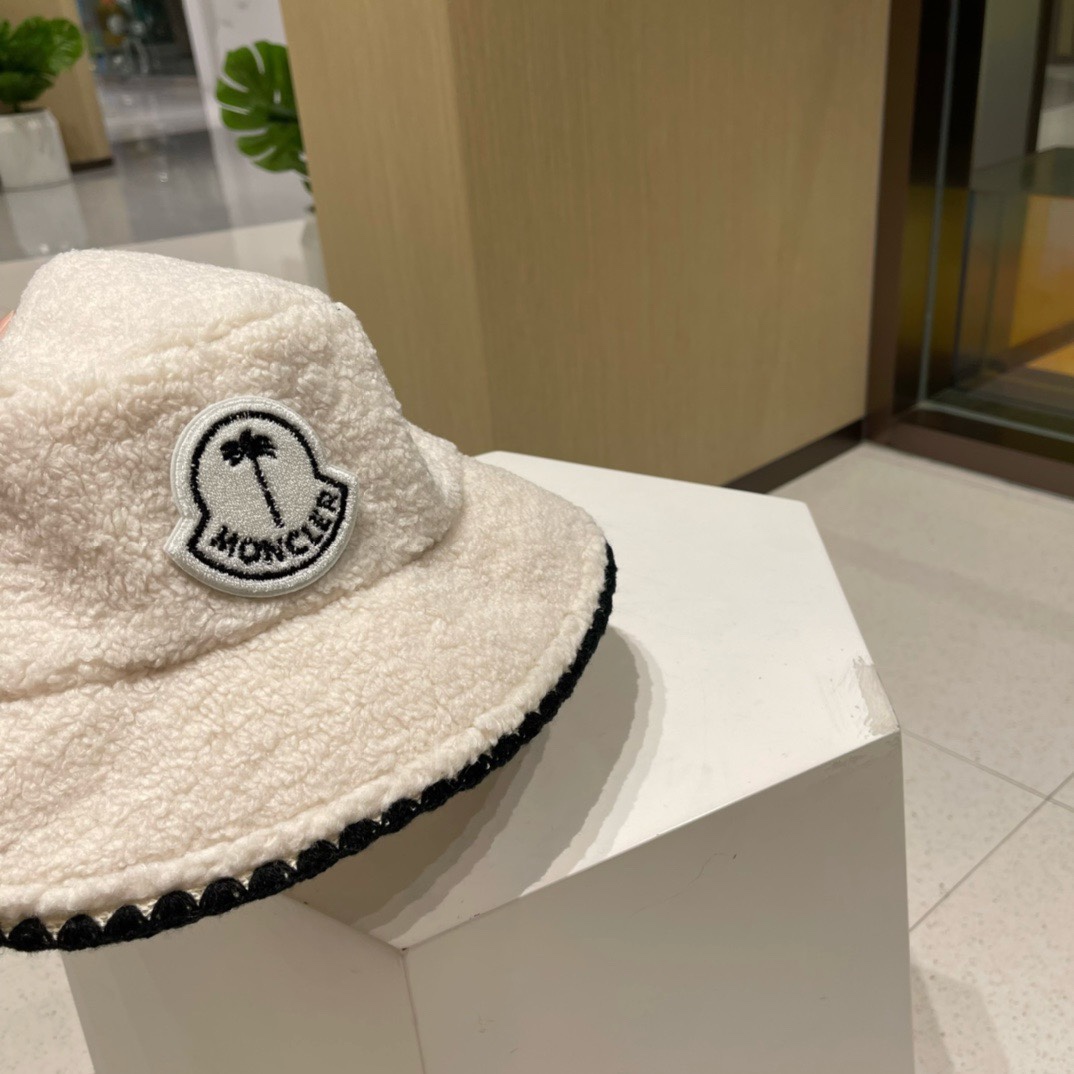 蒙口moncler秋冬专柜新款羊羔毛渔夫帽温暖舒适的大羔毛巨显脸瘦！集美们御寒凹造型必备款！蓬蓬小泰迪卷