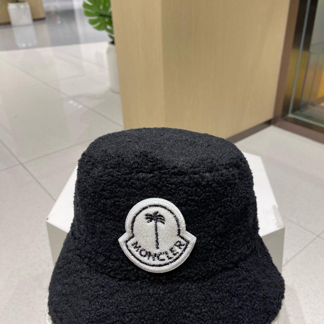 蒙口moncler秋冬专柜新款羊羔毛渔夫帽温暖舒适的大羔毛巨显脸瘦！集美们御寒凹造型必备款！蓬蓬小泰迪卷
