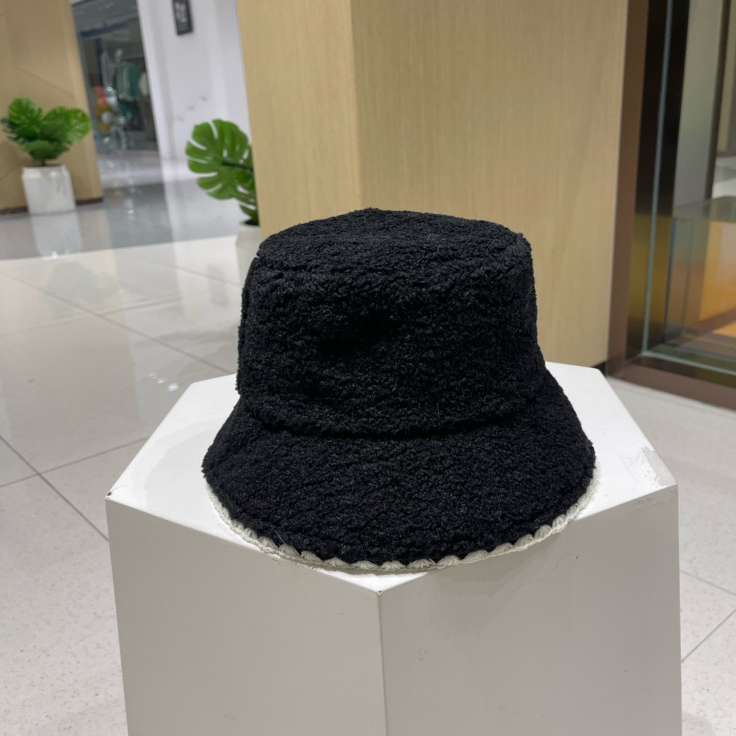 蒙口moncler秋冬专柜新款羊羔毛渔夫帽温暖舒适的大羔毛巨显脸瘦！集美们御寒凹造型必备款！蓬蓬小泰迪卷