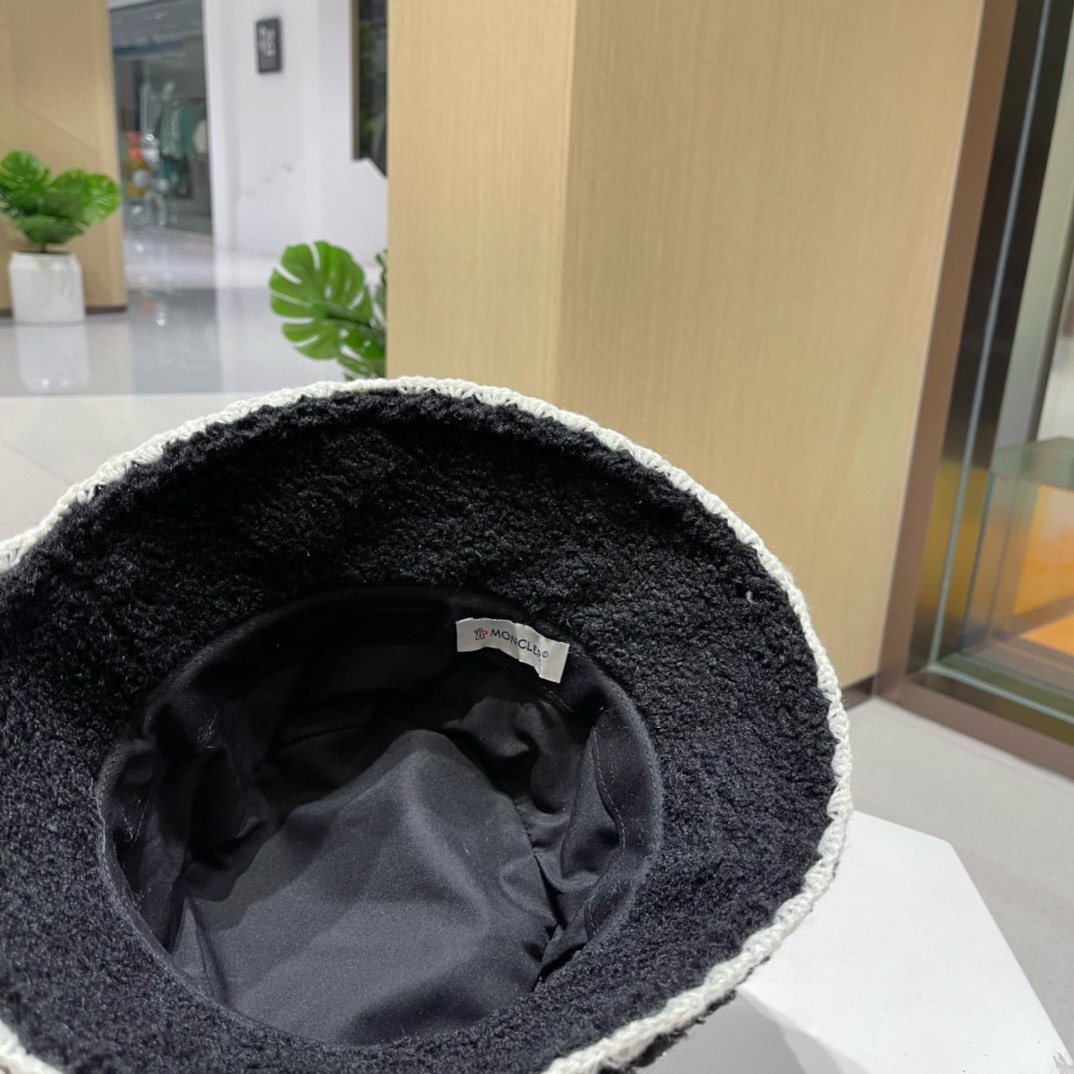 蒙口moncler秋冬专柜新款羊羔毛渔夫帽温暖舒适的大羔毛巨显脸瘦！集美们御寒凹造型必备款！蓬蓬小泰迪卷