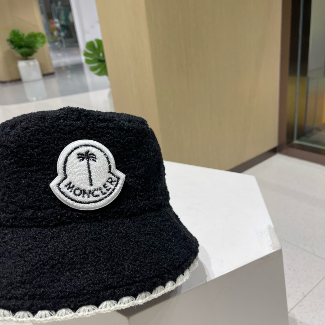 蒙口moncler秋冬专柜新款羊羔毛渔夫帽温暖舒适的大羔毛巨显脸瘦！集美们御寒凹造型必备款！蓬蓬小泰迪卷