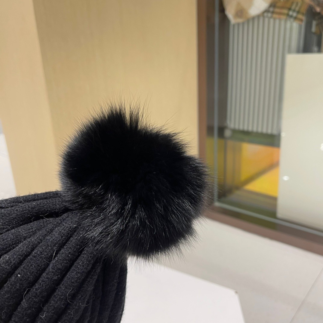 Moncler蒙口新意拼色款简约大气毛线针织帽俏皮可爱狐狸毛球保暖舒适质量超好哦非常减龄