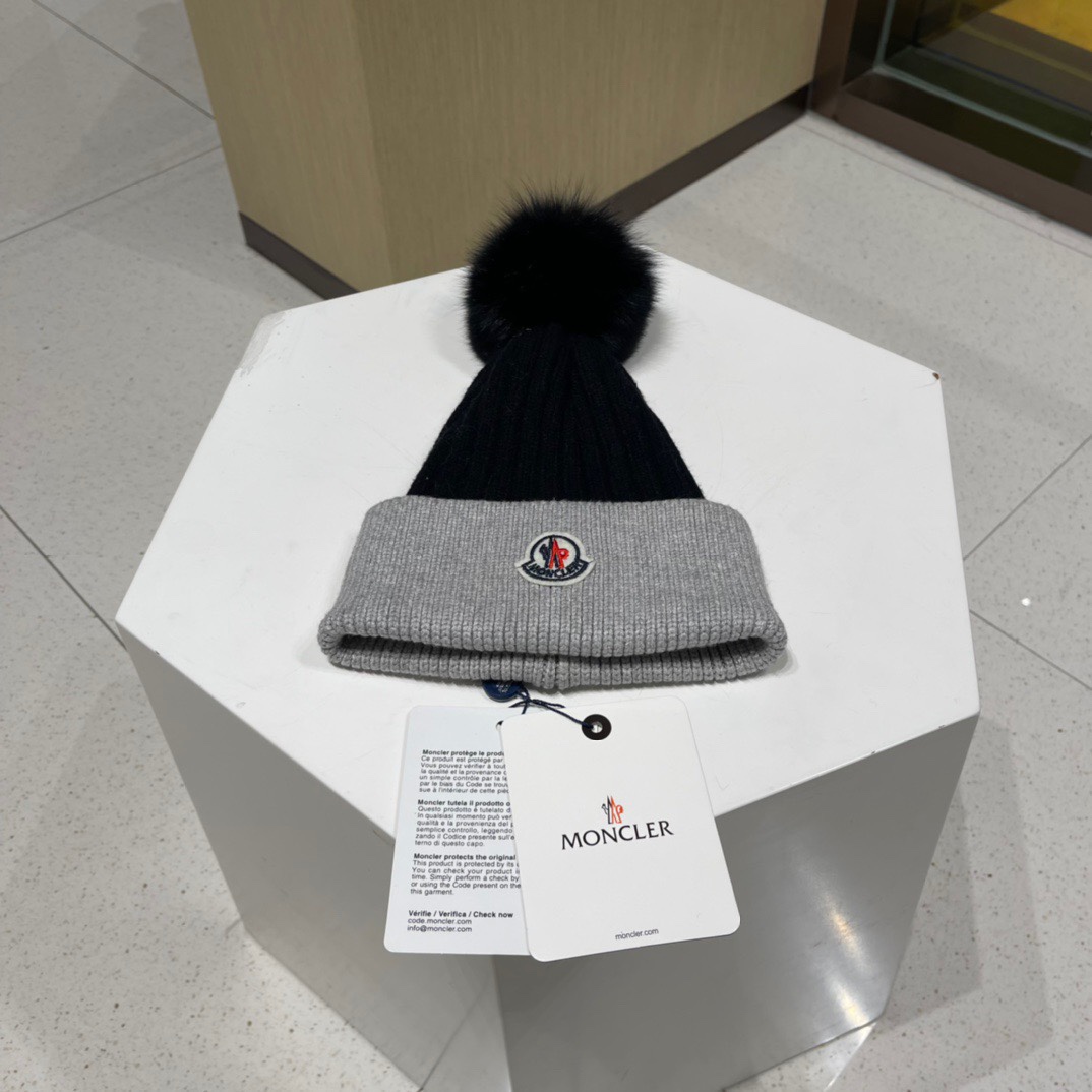 Moncler蒙口新意拼色款简约大气毛线针织帽俏皮可爱狐狸毛球保暖舒适质量超好哦非常减龄