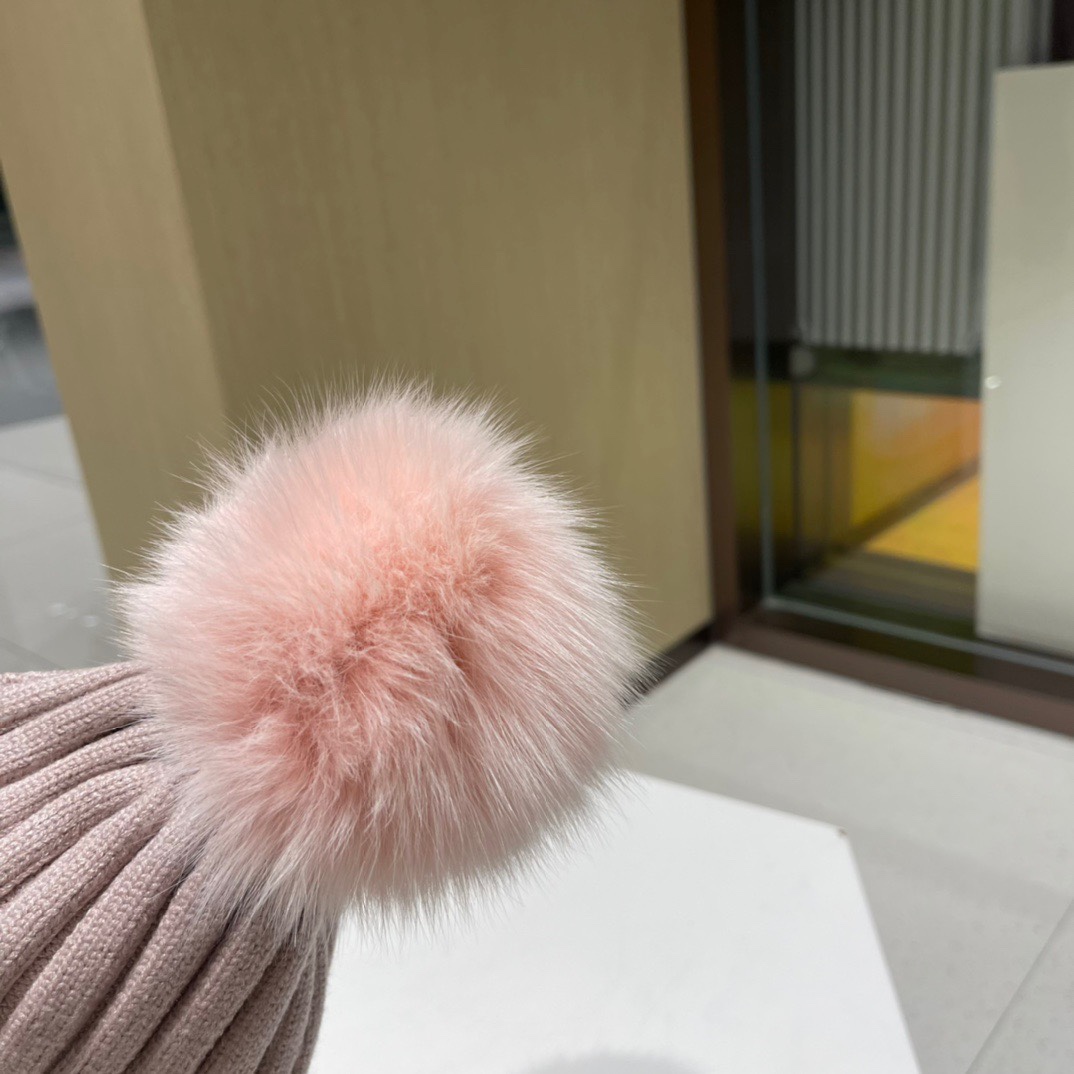 Moncler蒙口新意拼色款简约大气毛线针织帽俏皮可爱狐狸毛球保暖舒适质量超好哦非常减龄