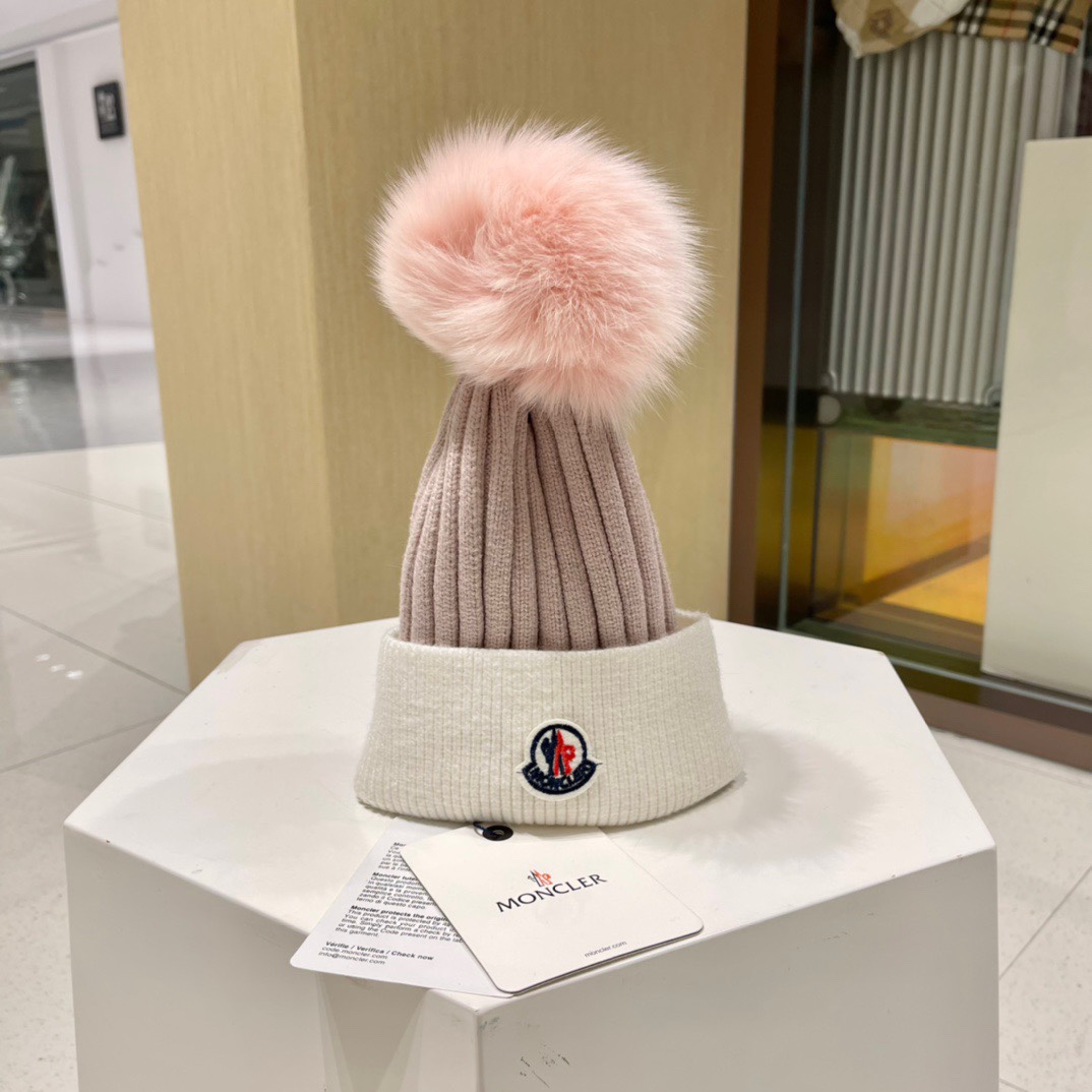 Moncler蒙口新意拼色款简约大气毛线针织帽俏皮可爱狐狸毛球保暖舒适质量超好哦非常减龄