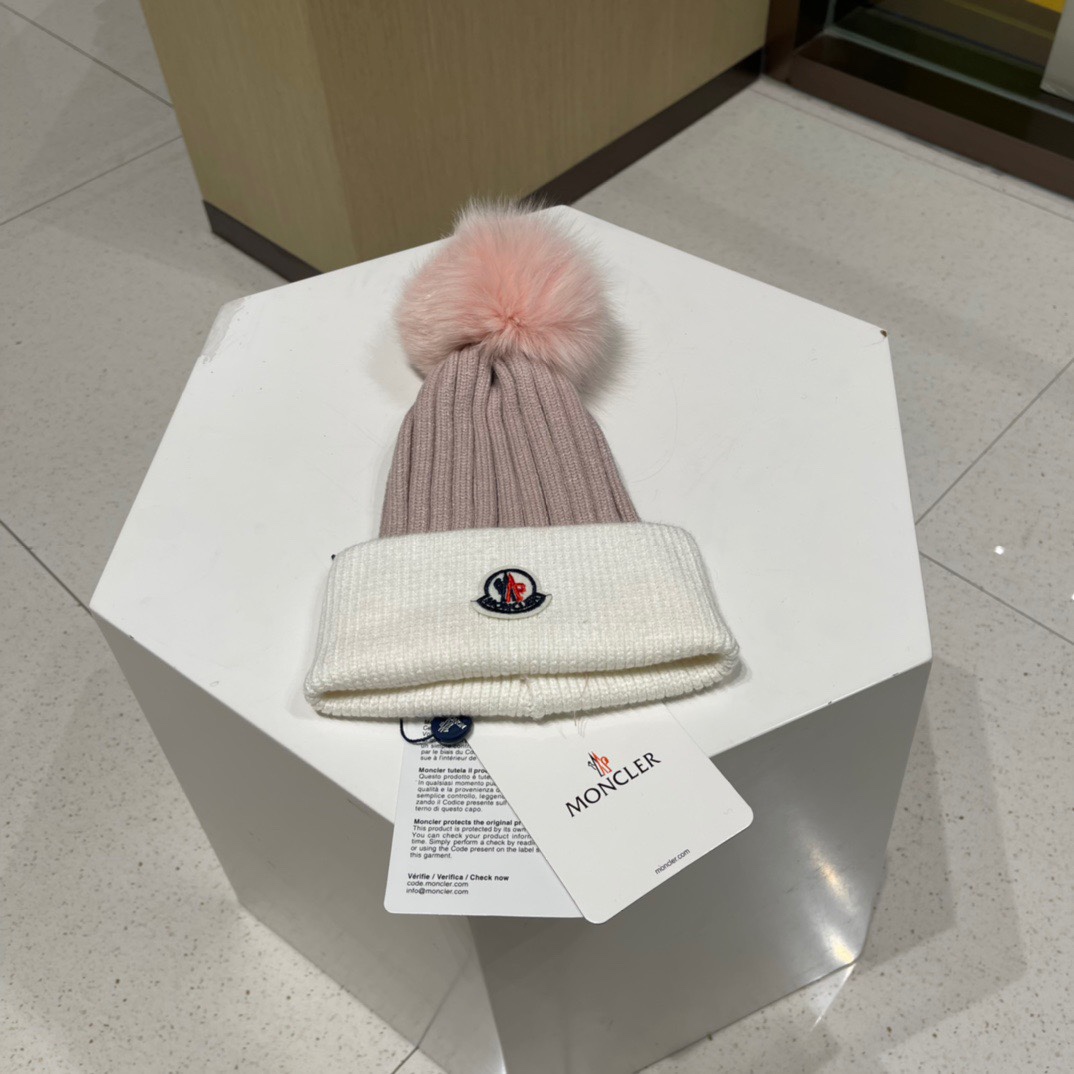 Moncler蒙口新意拼色款简约大气毛线针织帽俏皮可爱狐狸毛球保暖舒适质量超好哦非常减龄