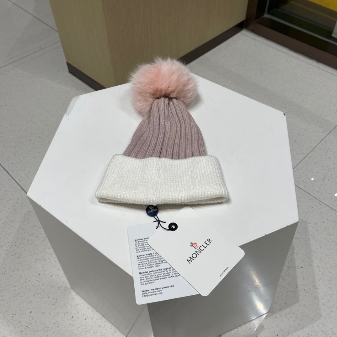 Moncler蒙口新意拼色款简约大气毛线针织帽俏皮可爱狐狸毛球保暖舒适质量超好哦非常减龄