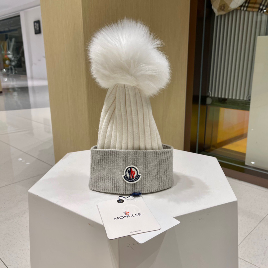 Moncler蒙口新意拼色款简约大气毛线针织帽俏皮可爱狐狸毛球保暖舒适质量超好哦非常减龄