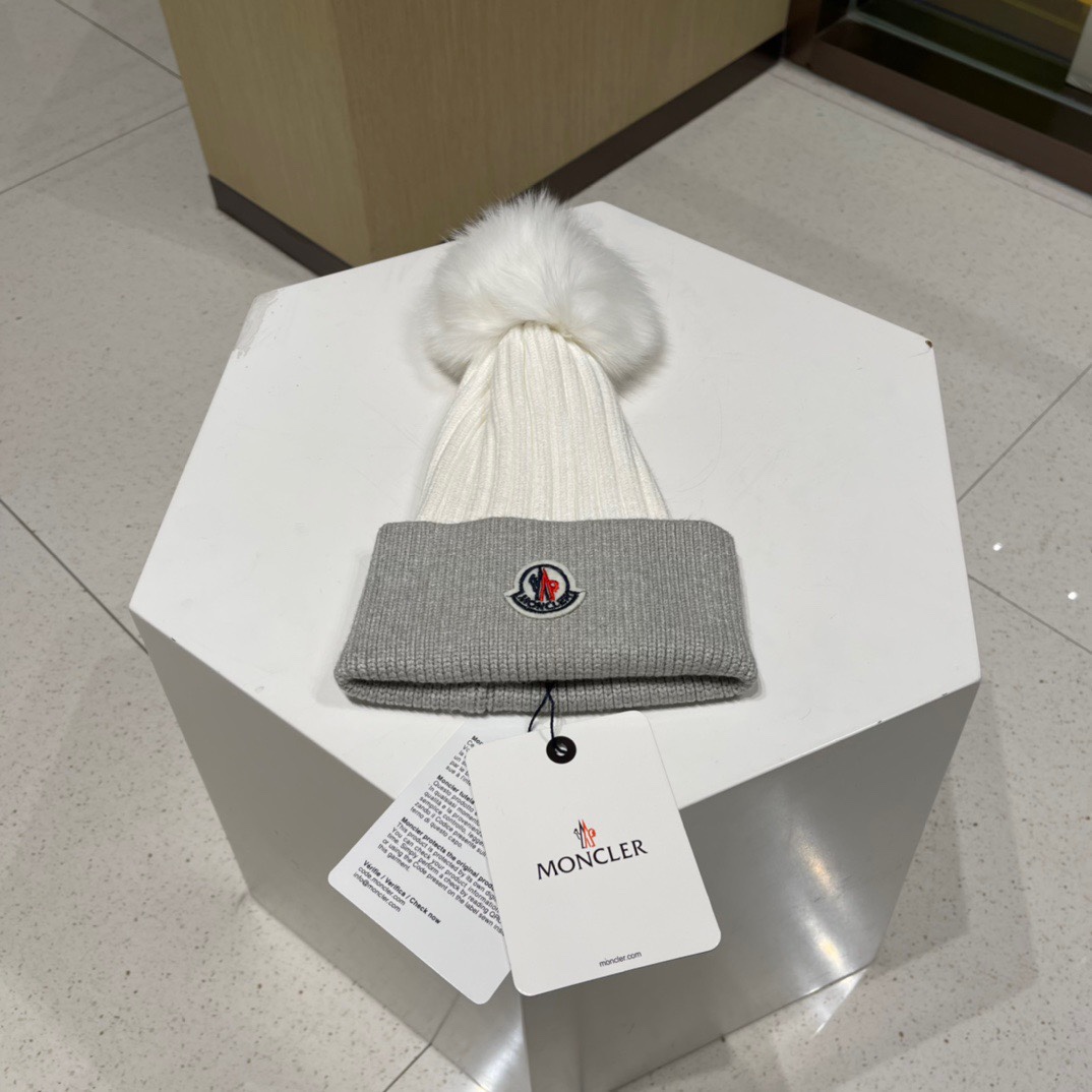Moncler蒙口新意拼色款简约大气毛线针织帽俏皮可爱狐狸毛球保暖舒适质量超好哦非常减龄