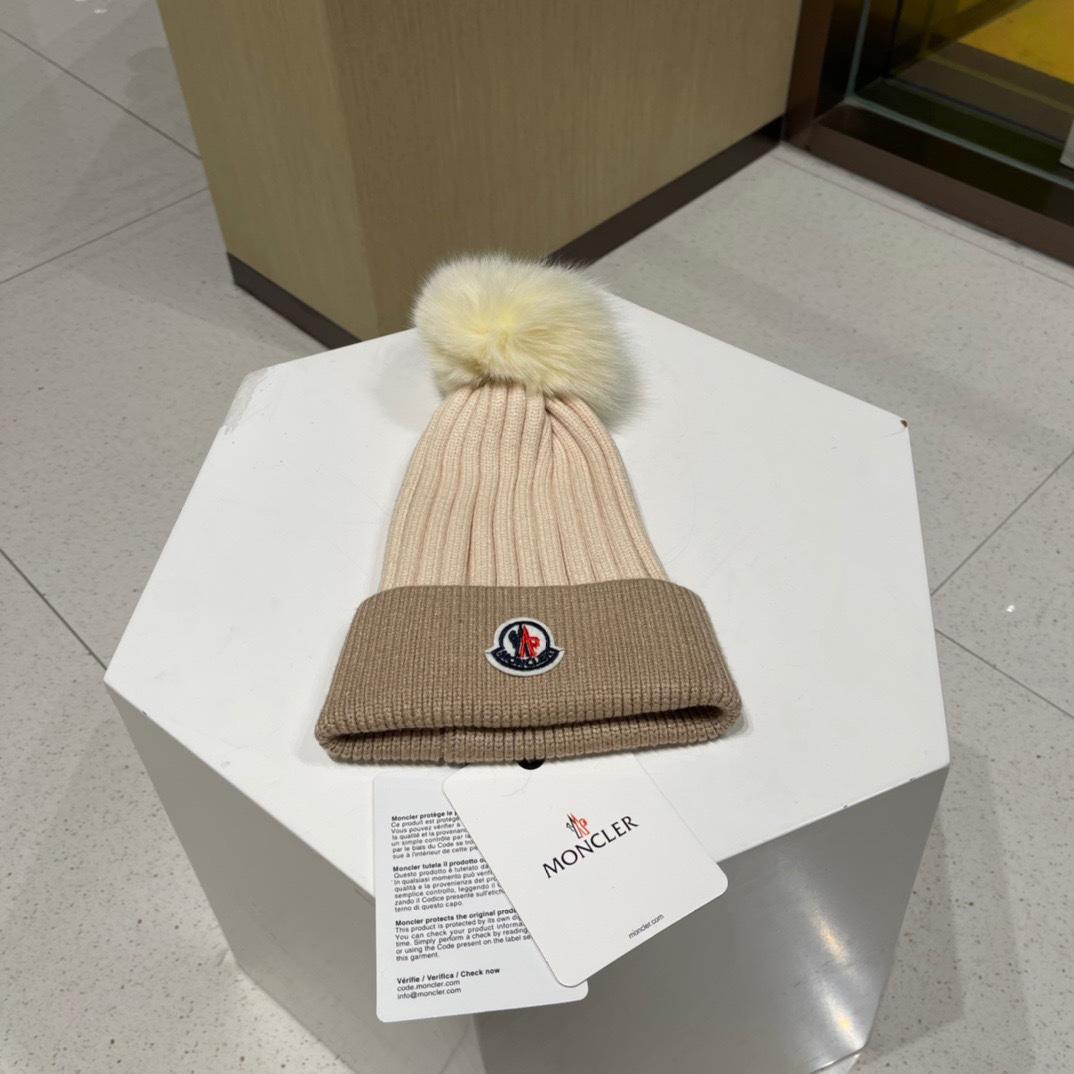 Moncler蒙口新意拼色款简约大气毛线针织帽俏皮可爱狐狸毛球保暖舒适质量超好哦非常减龄