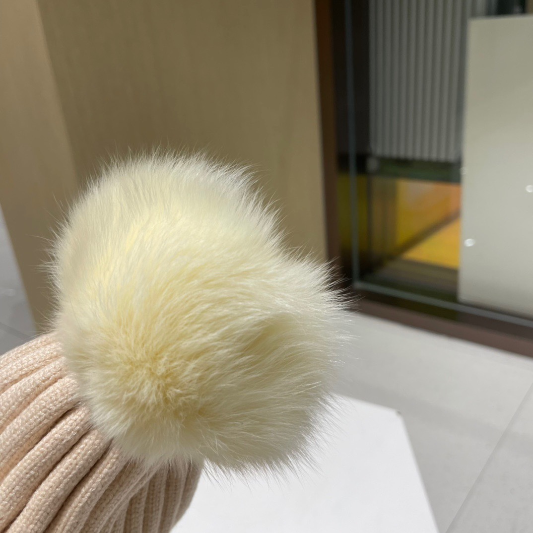 Moncler蒙口新意拼色款简约大气毛线针织帽俏皮可爱狐狸毛球保暖舒适质量超好哦非常减龄