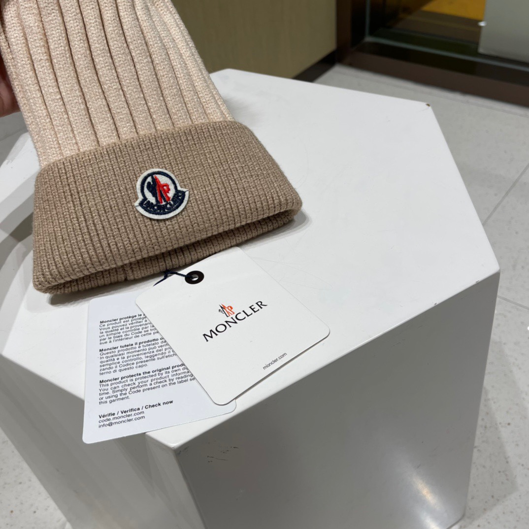 Moncler蒙口新意拼色款简约大气毛线针织帽俏皮可爱狐狸毛球保暖舒适质量超好哦非常减龄