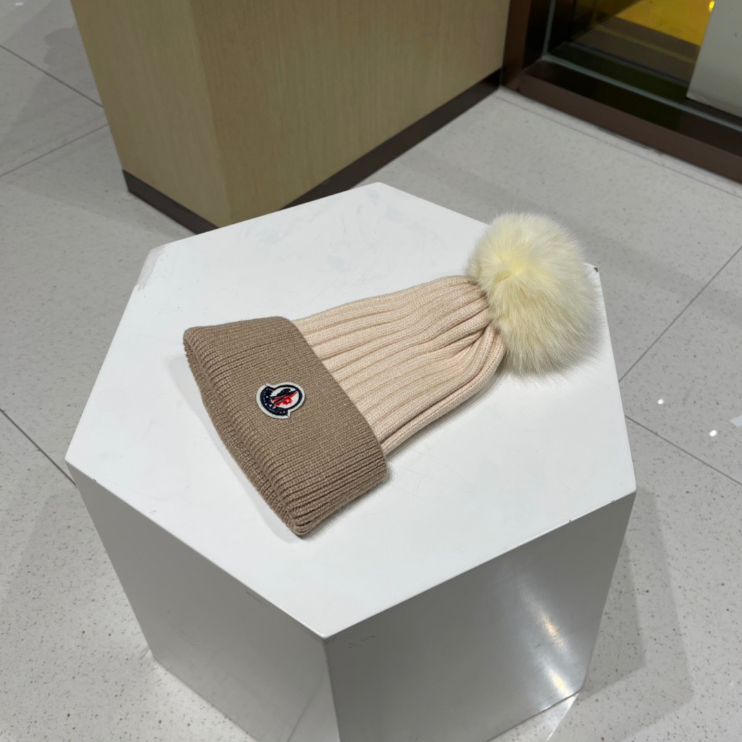 Moncler蒙口新意拼色款简约大气毛线针织帽俏皮可爱狐狸毛球保暖舒适质量超好哦非常减龄