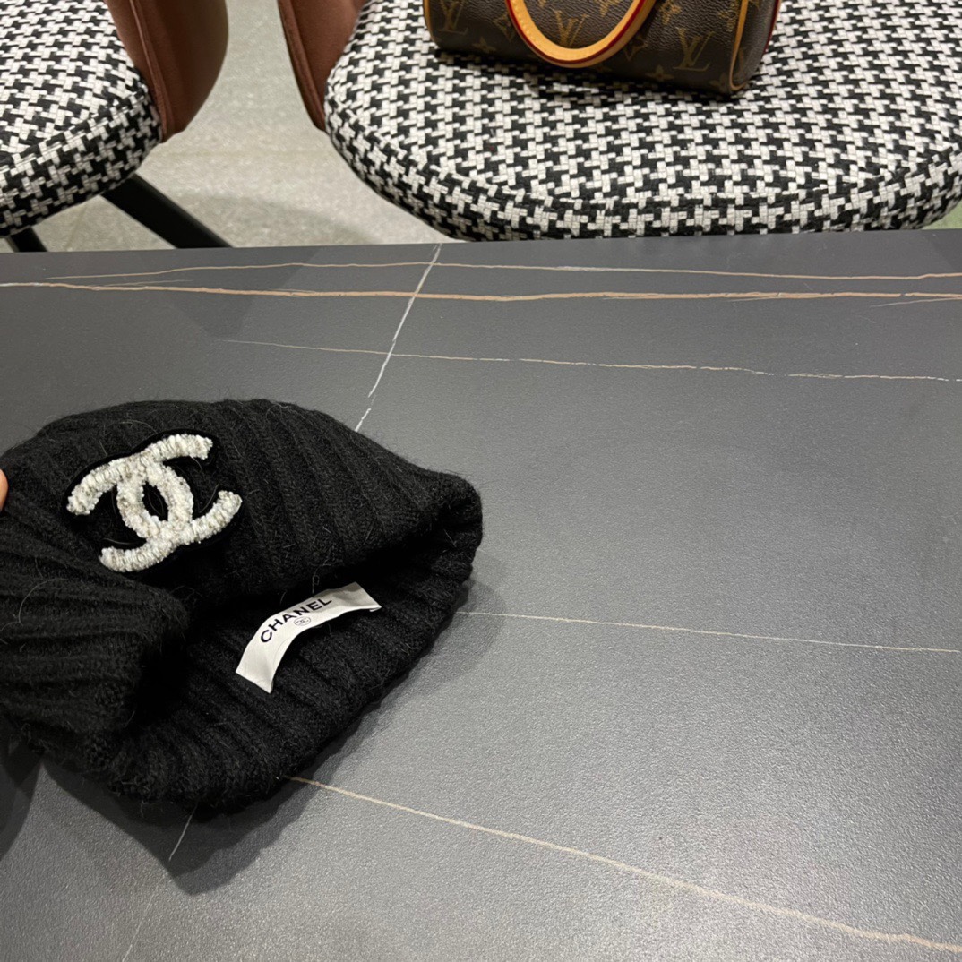 CHANEL香奈儿新款兔毛针织帽这种兔毛毛线帽不管什么类型的一点都好配入手这个绝不会错！