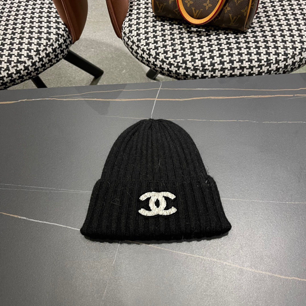 CHANEL香奈儿新款兔毛针织帽这种兔毛毛线帽不管什么类型的一点都好配入手这个绝不会错！