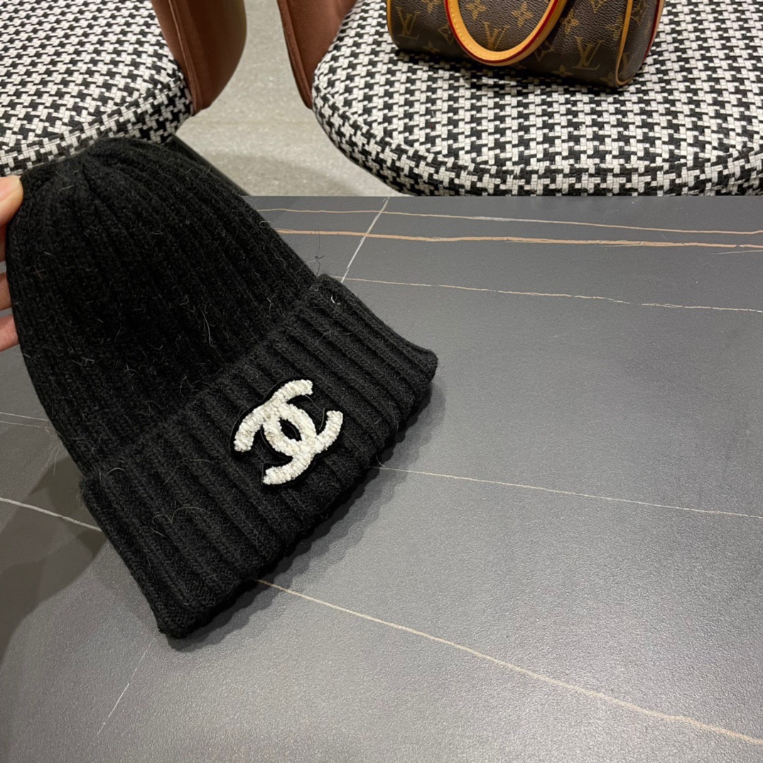 CHANEL香奈儿新款兔毛针织帽这种兔毛毛线帽不管什么类型的一点都好配入手这个绝不会错！
