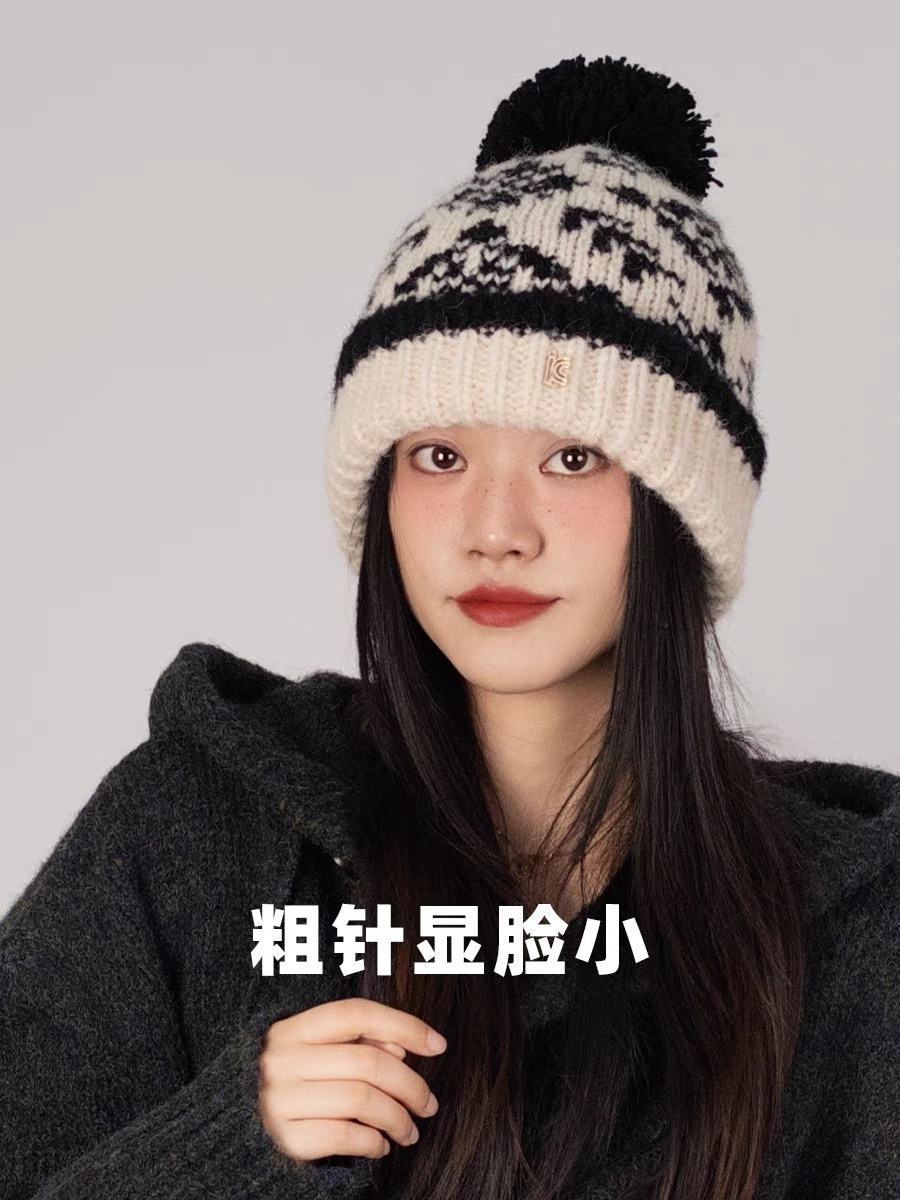 。Moncler蒙口，韩版加绒针织毛线帽，毛球可爱提花撞色时尚女秋冬大头围护耳保暖显脸小