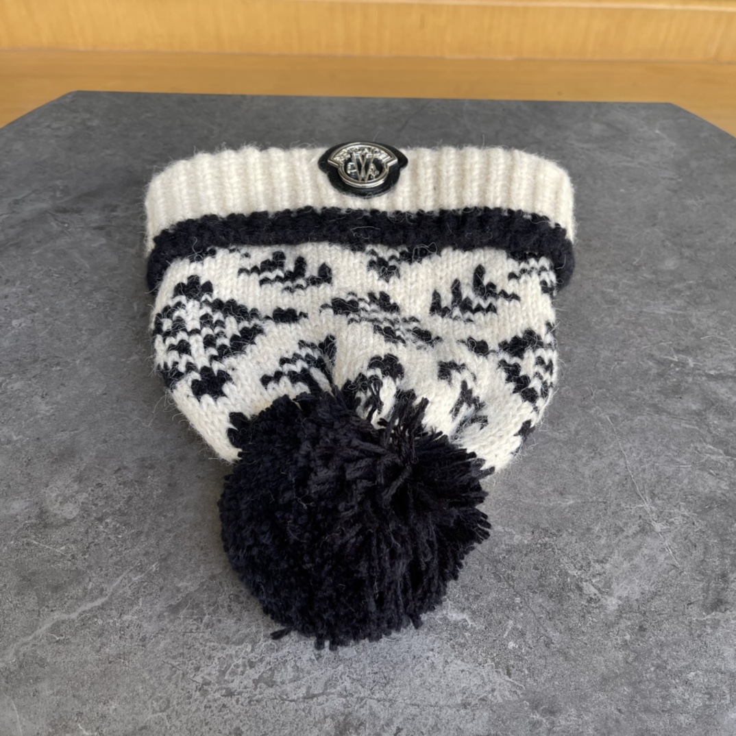 。Moncler蒙口，韩版加绒针织毛线帽，毛球可爱提花撞色时尚女秋冬大头围护耳保暖显脸小