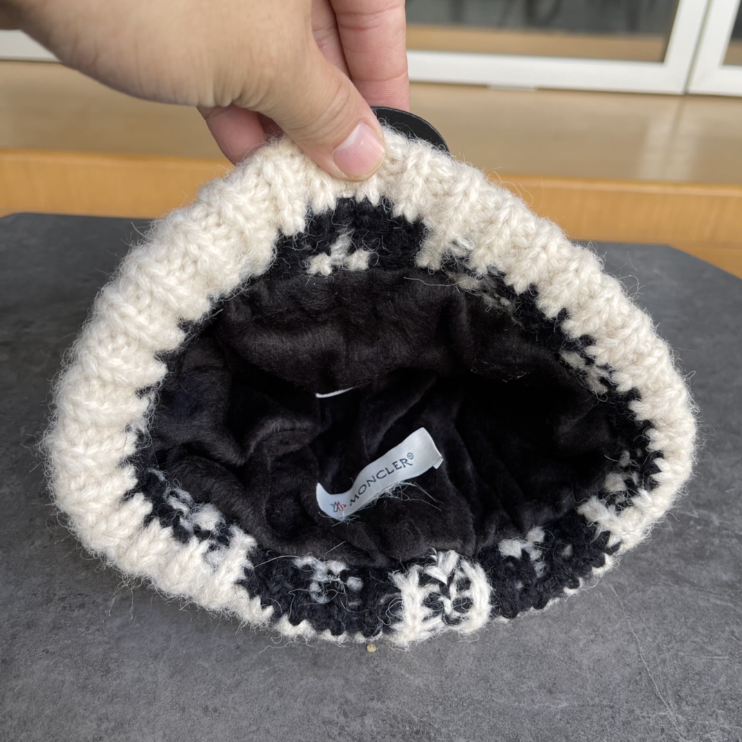 。Moncler蒙口，韩版加绒针织毛线帽，毛球可爱提花撞色时尚女秋冬大头围护耳保暖显脸小