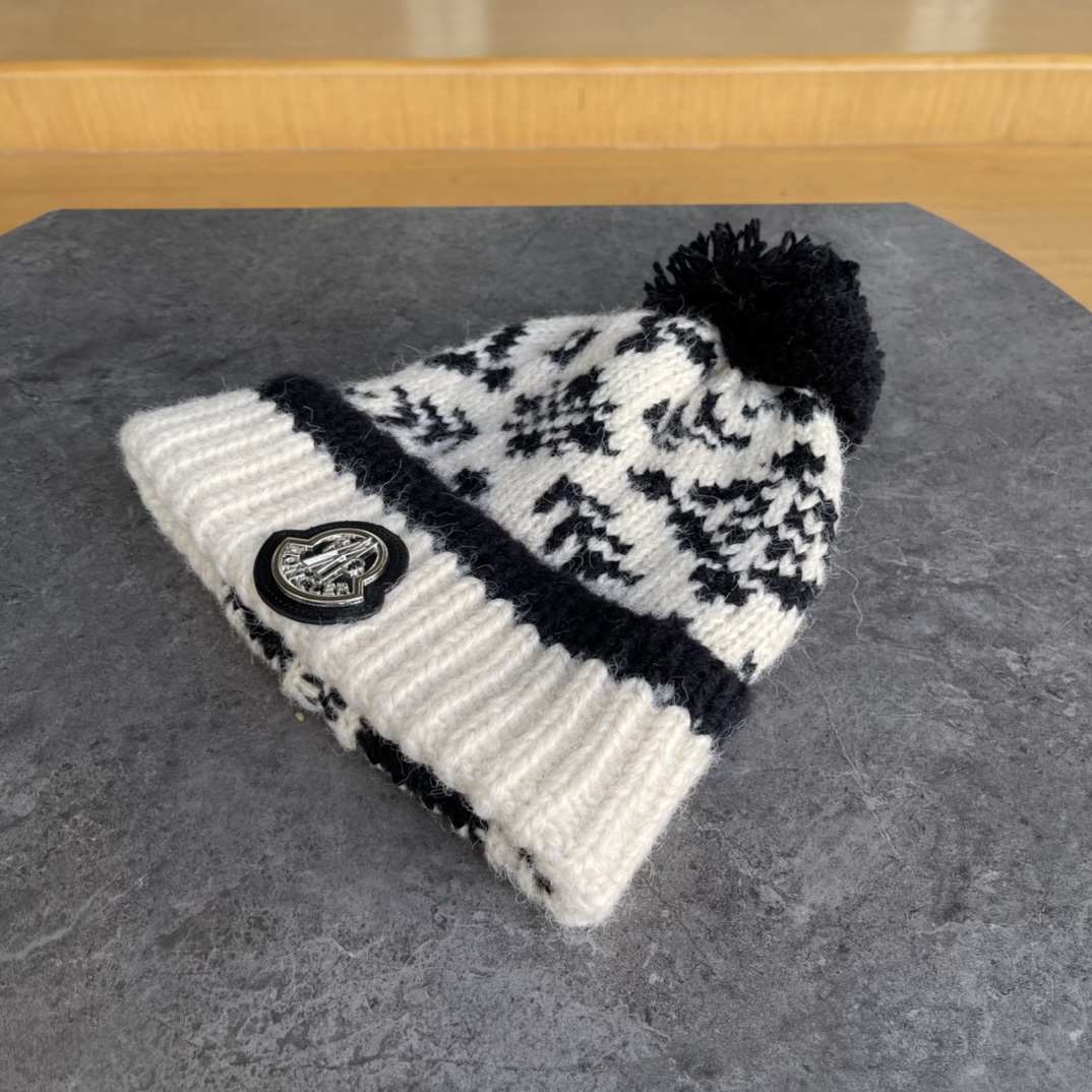 。Moncler蒙口，韩版加绒针织毛线帽，毛球可爱提花撞色时尚女秋冬大头围护耳保暖显脸小