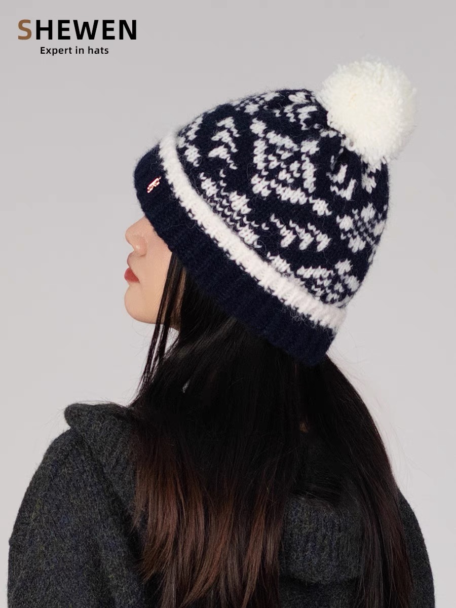 。Moncler蒙口，韩版加绒针织毛线帽，毛球可爱提花撞色时尚女秋冬大头围护耳保暖显脸小