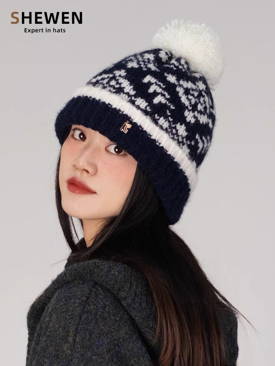 。Moncler蒙口，韩版加绒针织毛线帽，毛球可爱提花撞色时尚女秋冬大头围护耳保暖显脸小