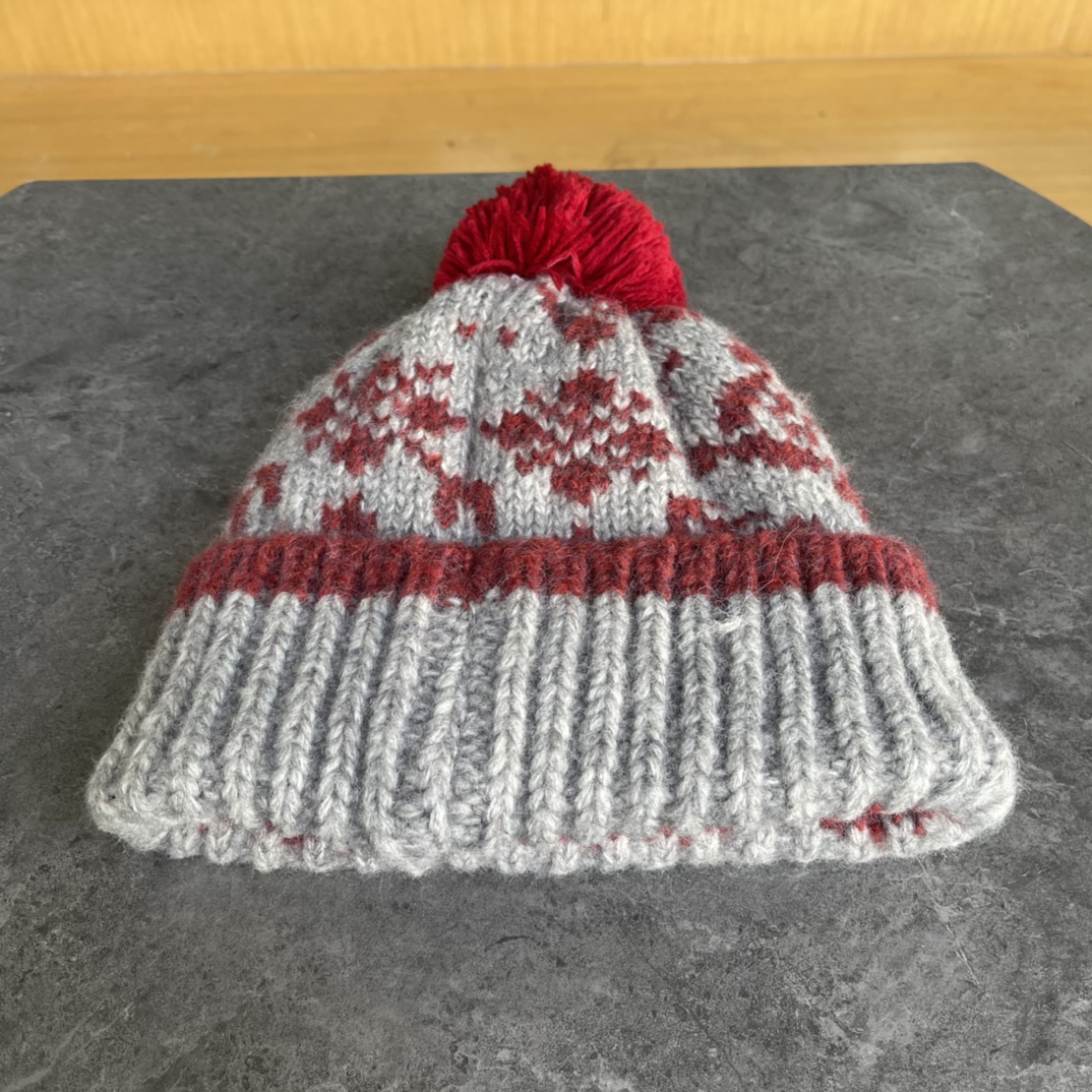 。Moncler蒙口，韩版加绒针织毛线帽，毛球可爱提花撞色时尚女秋冬大头围护耳保暖显脸小