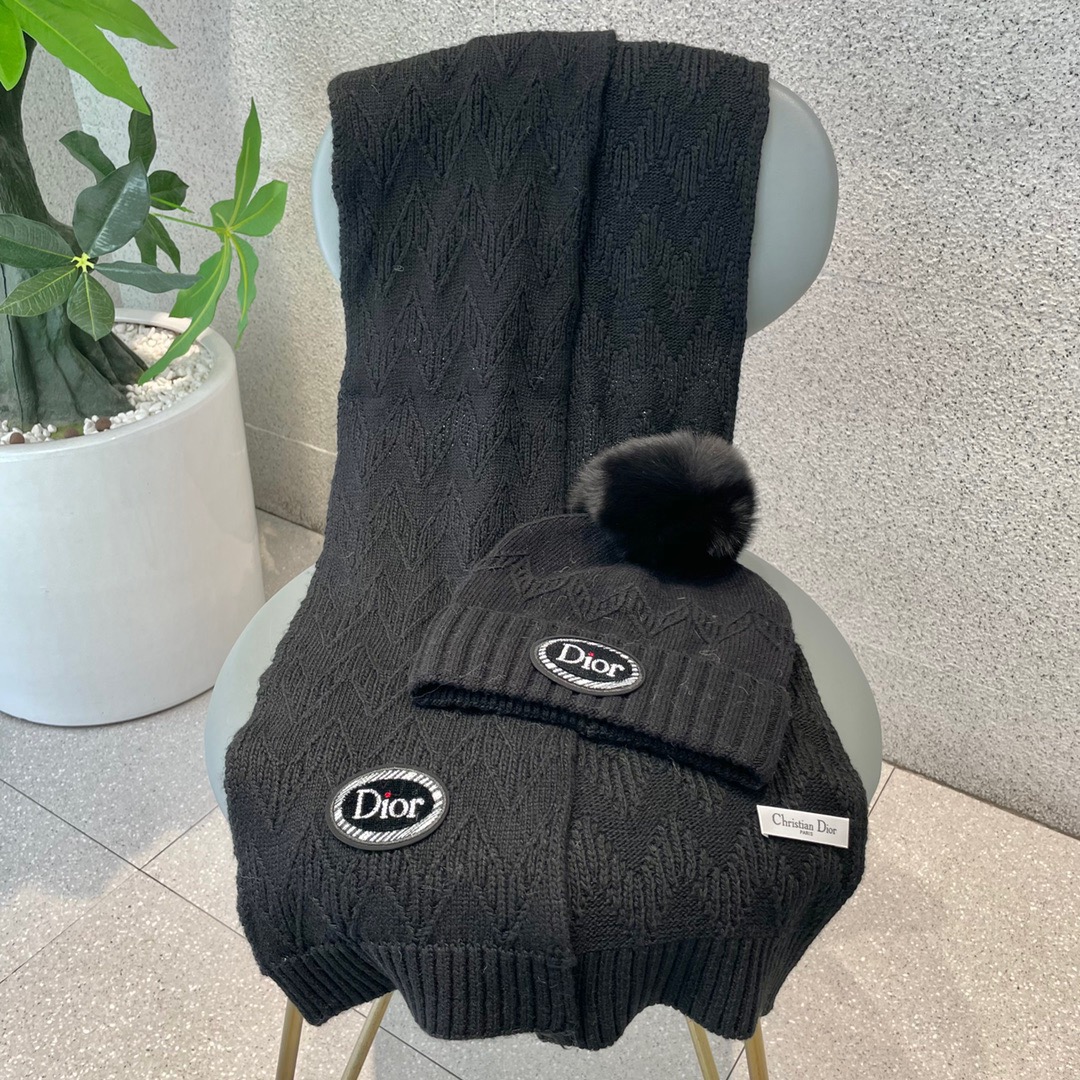 NO:215462,Dior official website latest wool knitted hat   scarf set, with fox wool balls in China's best quality original list. Very soft and skin-friendly, very elastic, textured and very versatile style~ Warm cashmere wool hat, both size is elastic~ universal for men and women, can be worn for any head circumference. I sincerely recommend hats, fisherman hats, baseball hats, knit hats, hats, dior, dior, espadrilles, hats19860909迪奥Dior官网最新羊毛针织帽子 围巾套装,配狐狸毛球国内最好的品质原单.非常柔软亲肤,弹性很好有质感又非常百搭的款式~保暖的 羊绒毛线帽,均码有弹性~男女通用,任何头围都可以佩戴.真心推荐帽子渔夫帽棒球帽针织帽,帽子,dior,dior,espadrilles,hats,hat