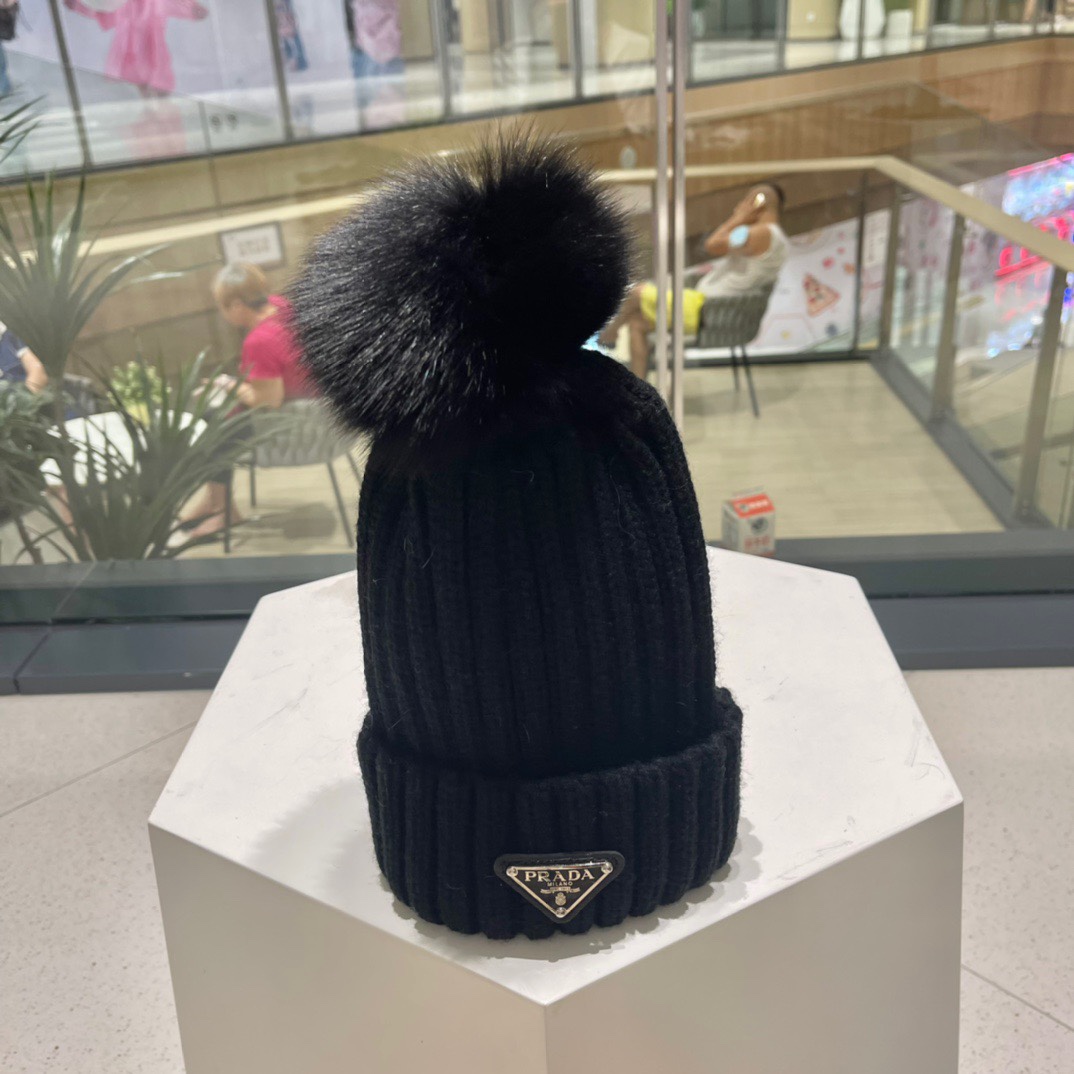 NO:215387,Prada PRADA autumn and winter with fox wool ball counter knitted wool hat, super hot and first-class texture, and a super easy match when going out!  Age reduction artifact hat fisherman hat baseball hat knit hat, hat, prada, prada, espadrilles, hats19860909普拉达PRADA 秋冬配狐狸毛球专柜针织毛线帽,超火爆质感一流,出街超好搭配！减龄神器帽子渔夫帽棒球帽针织帽,帽子,prada,prada,espadrilles,hats,hat