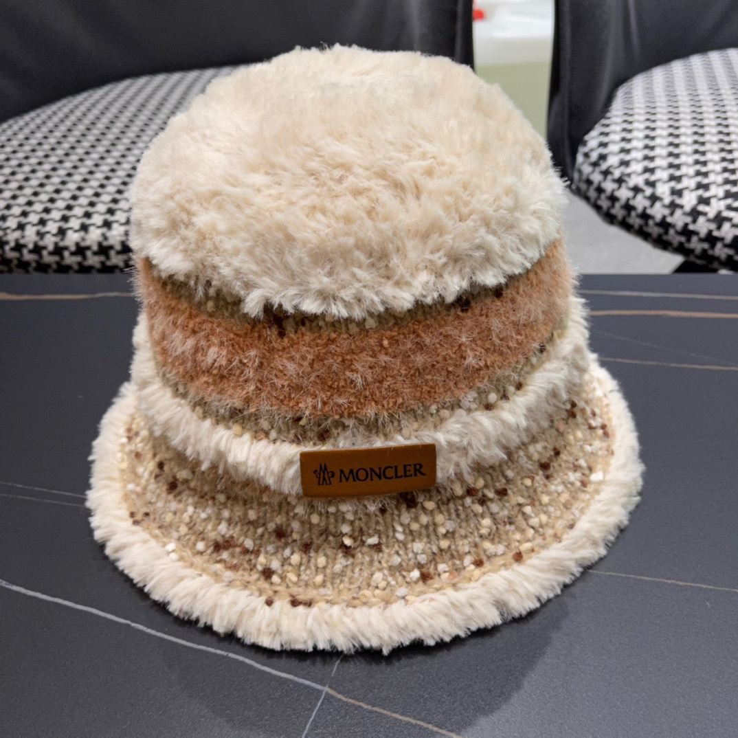 （蒙囗MONCLER】2024秋冬款女拼色双耳保暖甜美可爱毛绒渔夫帽时尚百搭毛绒护耳雷锋帽秋冬赶紧订购哦