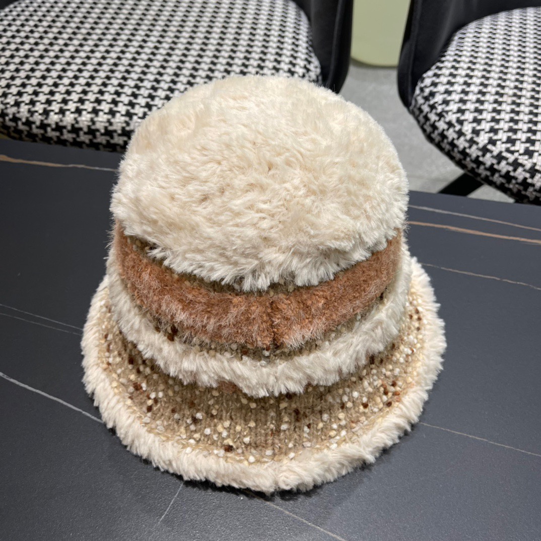 （蒙囗MONCLER】2024秋冬款女拼色双耳保暖甜美可爱毛绒渔夫帽时尚百搭毛绒护耳雷锋帽秋冬赶紧订购哦