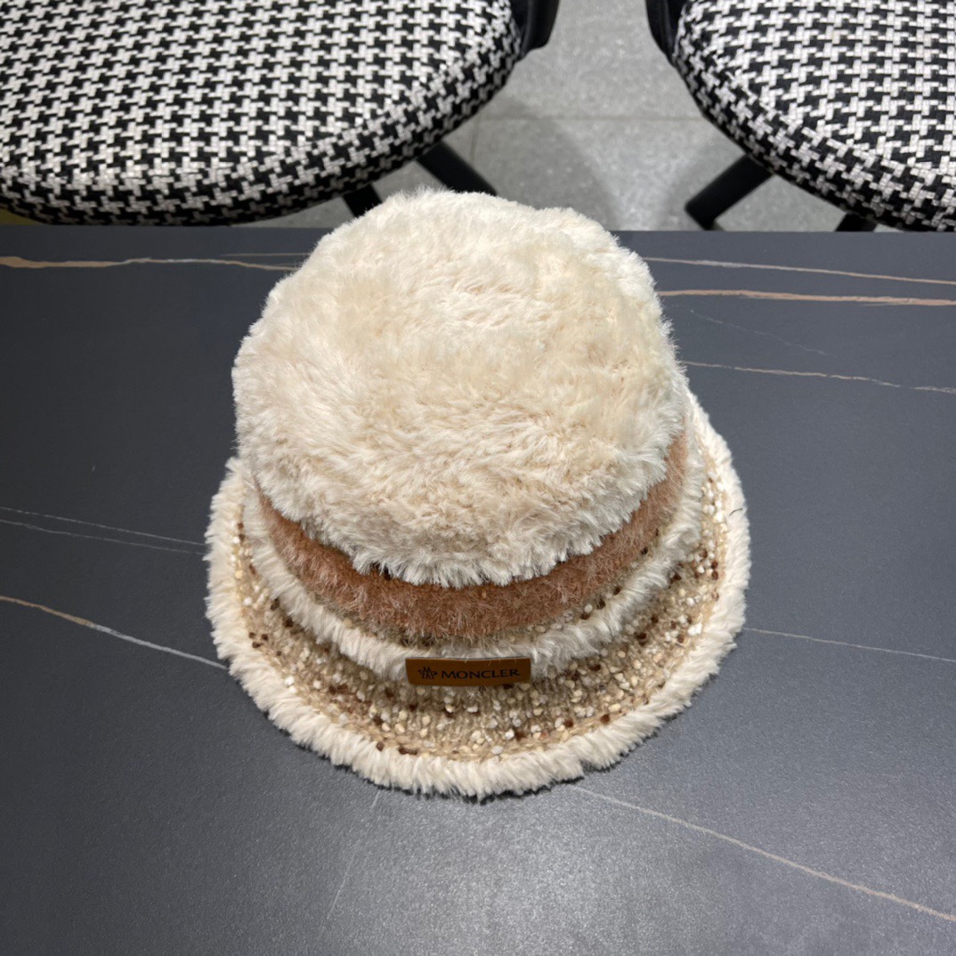 （蒙囗MONCLER】2024秋冬款女拼色双耳保暖甜美可爱毛绒渔夫帽时尚百搭毛绒护耳雷锋帽秋冬赶紧订购哦