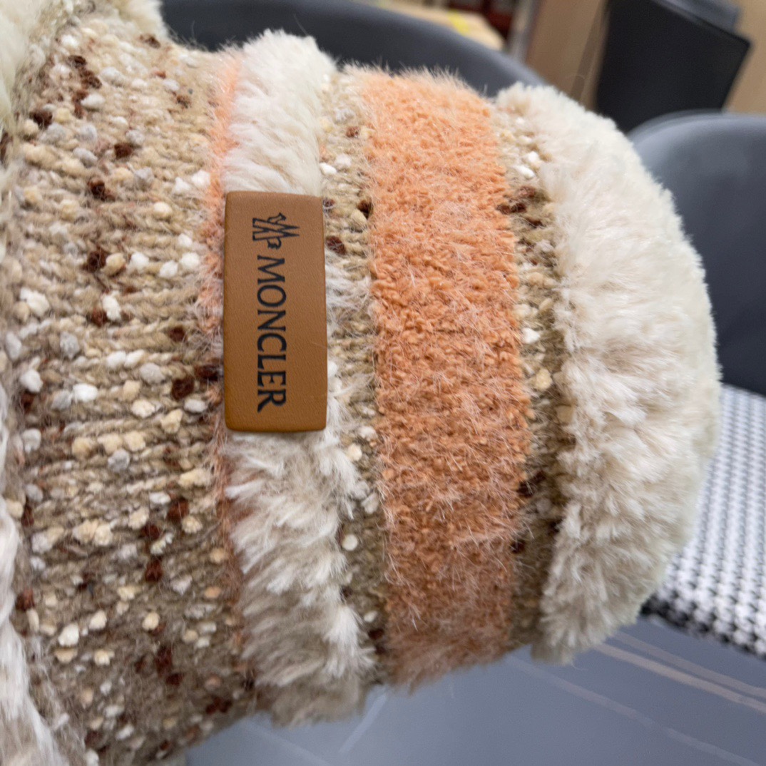 （蒙囗MONCLER】2024秋冬款女拼色双耳保暖甜美可爱毛绒渔夫帽时尚百搭毛绒护耳雷锋帽秋冬赶紧订购哦