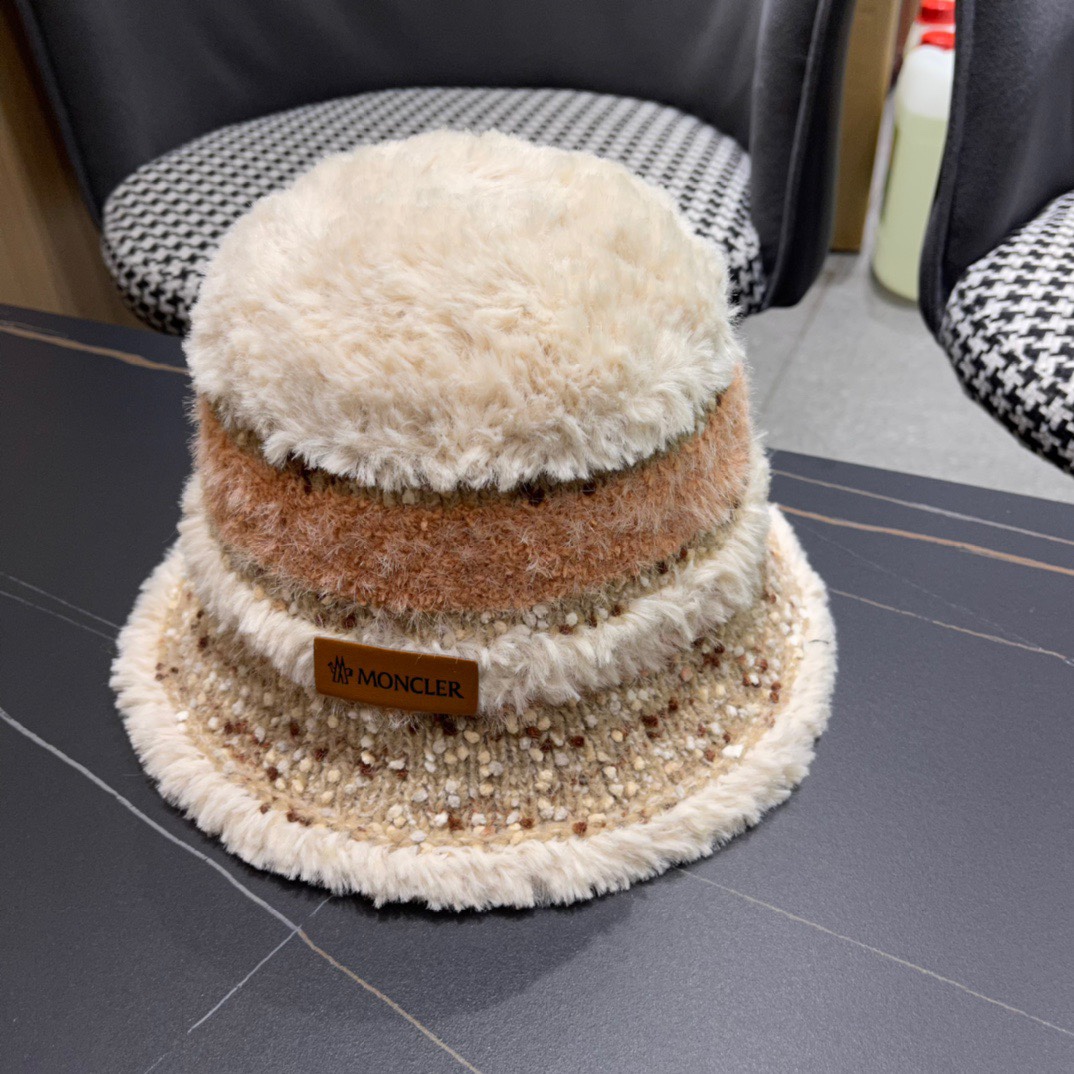 （蒙囗MONCLER】2024秋冬款女拼色双耳保暖甜美可爱毛绒渔夫帽时尚百搭毛绒护耳雷锋帽秋冬赶紧订购哦