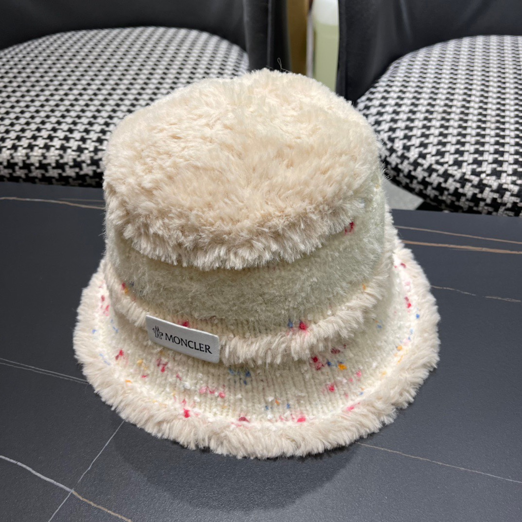 （蒙囗MONCLER】2024秋冬款女拼色双耳保暖甜美可爱毛绒渔夫帽时尚百搭毛绒护耳雷锋帽秋冬赶紧订购哦