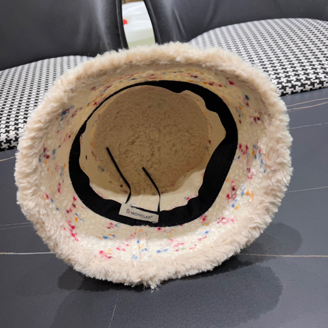 （蒙囗MONCLER】2024秋冬款女拼色双耳保暖甜美可爱毛绒渔夫帽时尚百搭毛绒护耳雷锋帽秋冬赶紧订购哦