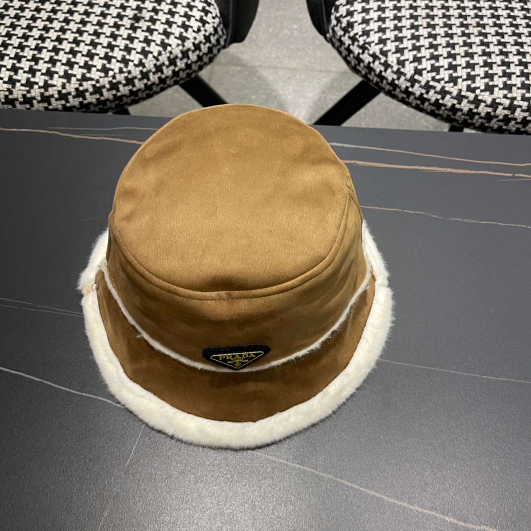PRADA普拉达毛绒渔夫帽女2024新款冬加绒保暖帽素颜百搭盆帽显脸小护耳帽子