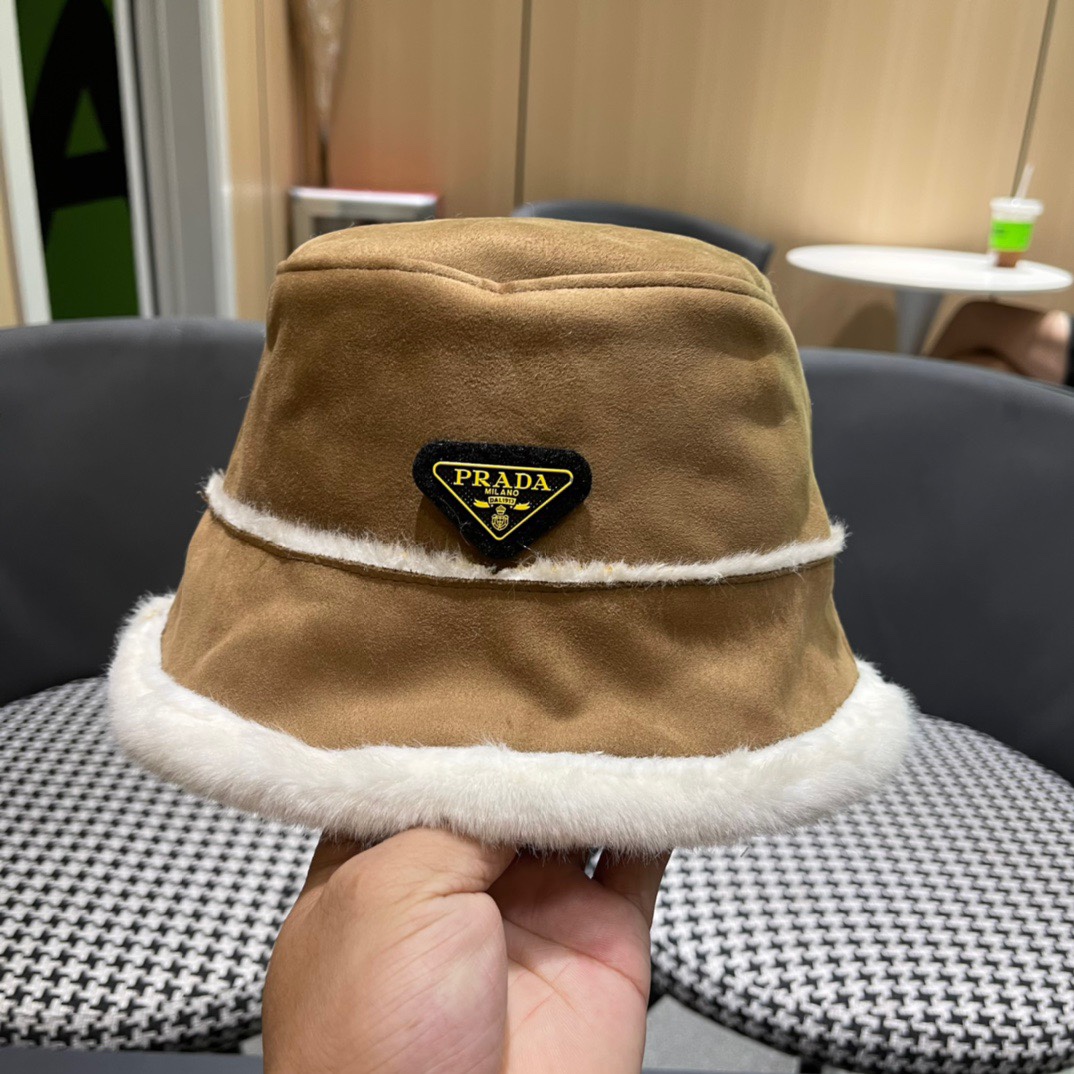 PRADA普拉达毛绒渔夫帽女2024新款冬加绒保暖帽素颜百搭盆帽显脸小护耳帽子