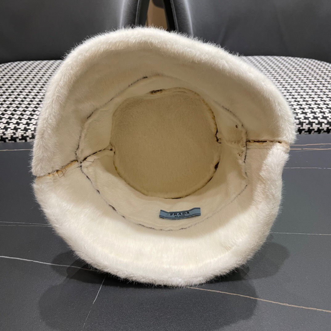 PRADA普拉达毛绒渔夫帽女2024新款冬加绒保暖帽素颜百搭盆帽显脸小护耳帽子
