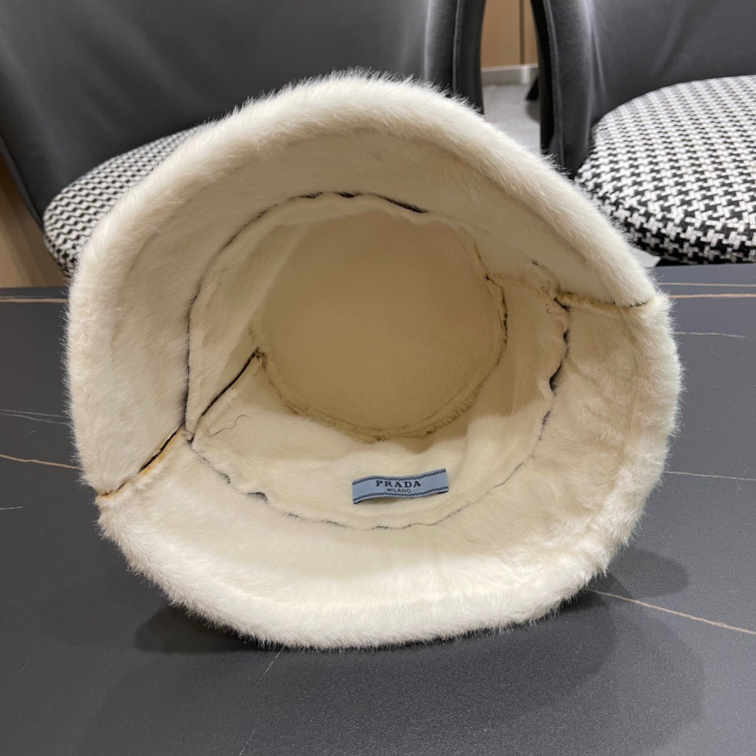 PRADA普拉达毛绒渔夫帽女2024新款冬加绒保暖帽素颜百搭盆帽显脸小护耳帽子