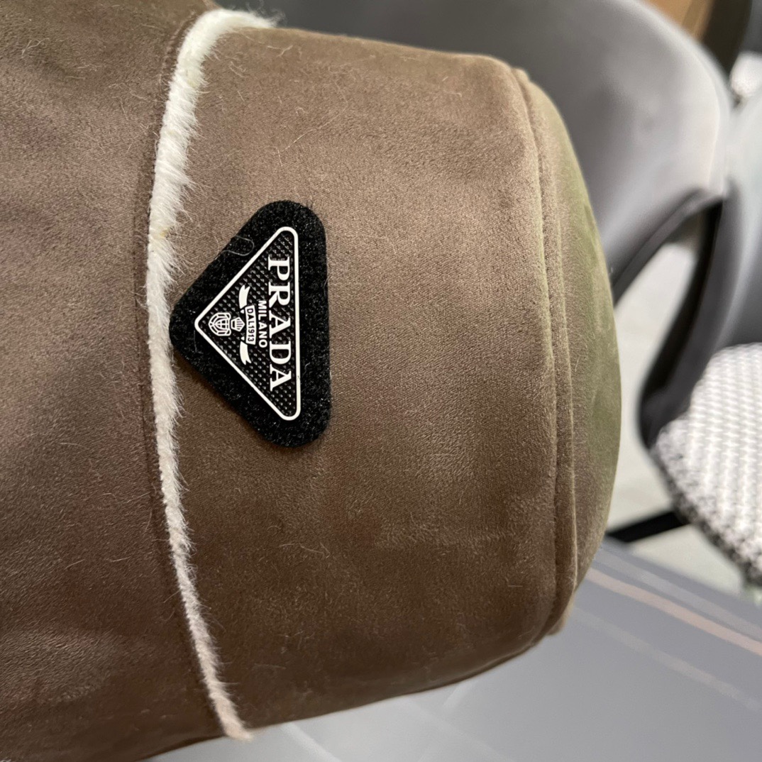 PRADA普拉达毛绒渔夫帽女2024新款冬加绒保暖帽素颜百搭盆帽显脸小护耳帽子